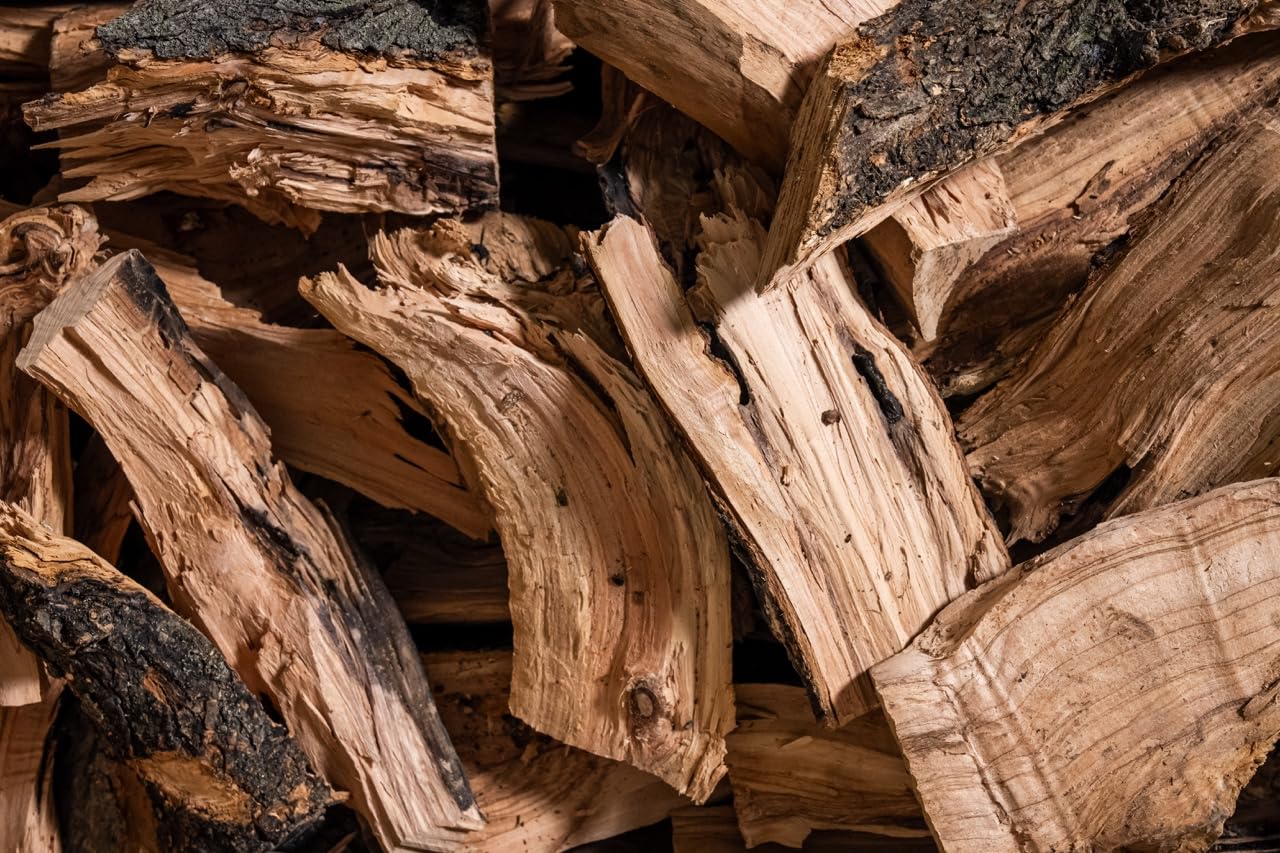 FEMIRO Legna da Ardere di Ulivo su Bancale 700 kg – Legna per Camino, Forni, Barbecue e Pizzerie – 100% Ulivo Made in Italy – Inclusi 4 Sacchi di Scaglie di Ulivo Accendifuoco