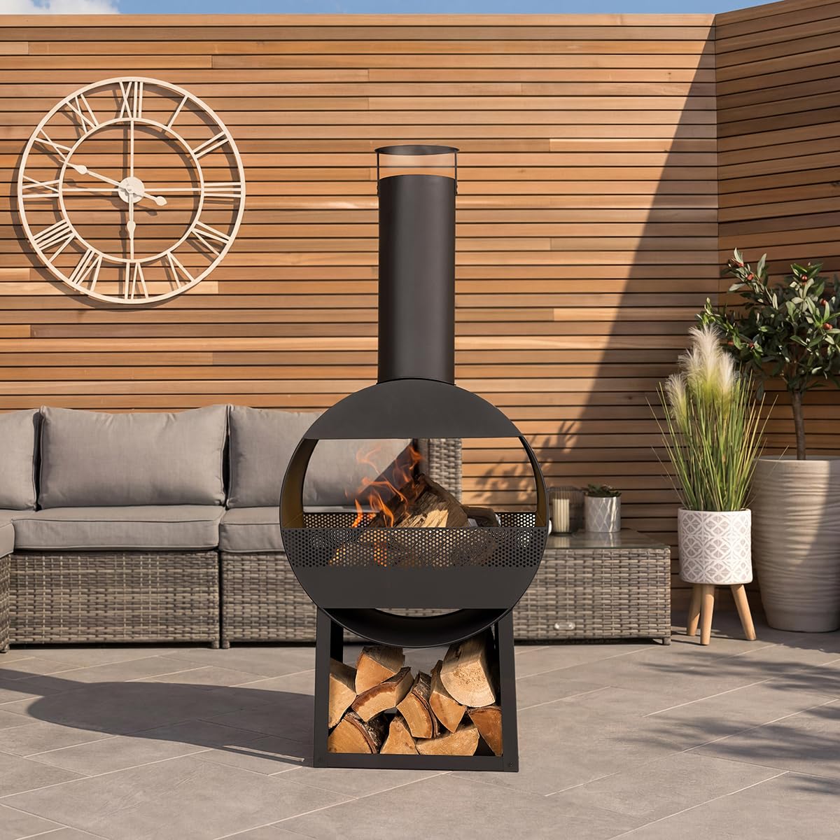 CHARLES BENTLEY Chauffage terrasse cheminée Moderne 129cm, Acier Noir, brûleur Bois/Charbon, tisonnier Inclus, Design Contemporain, Rangement bûches (129x55x40cm)