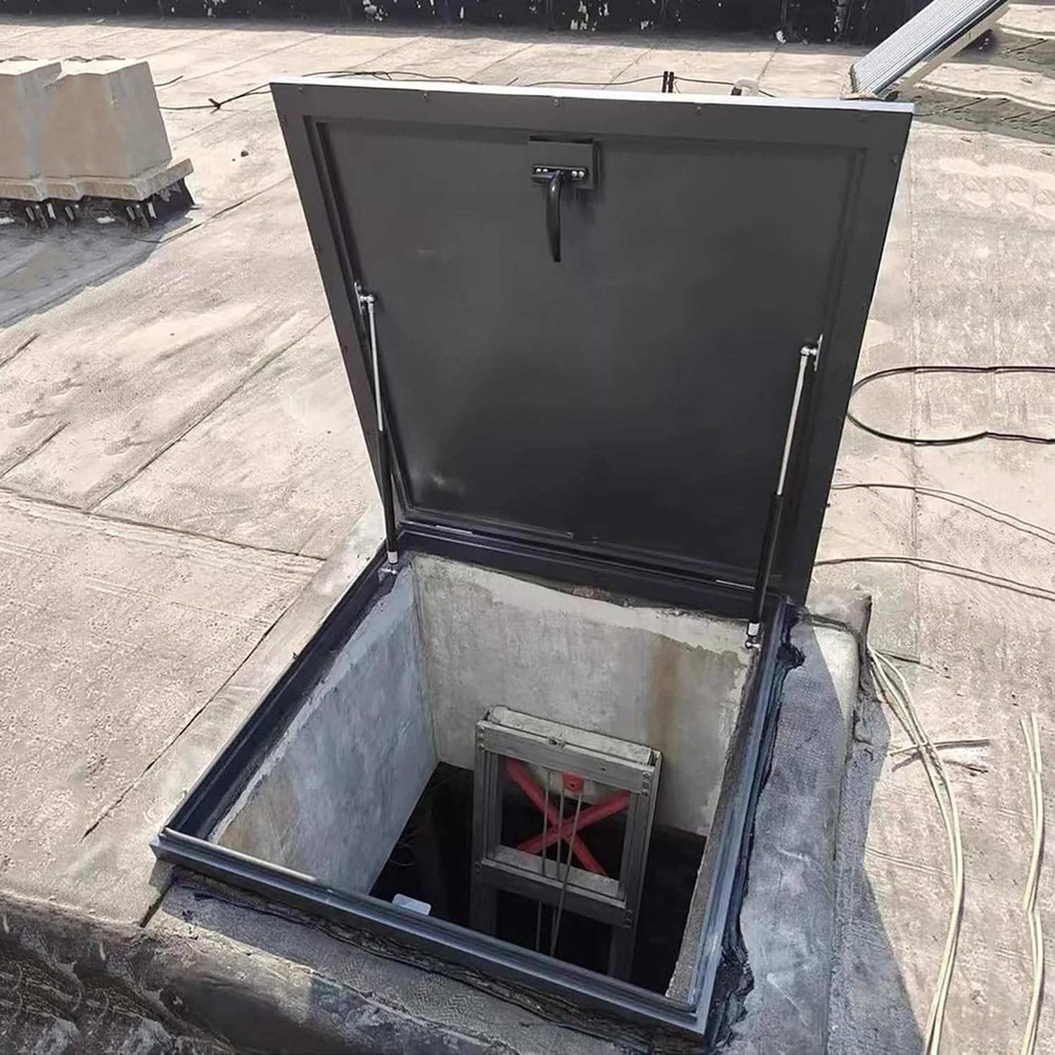 Ventana de techo de 70 x 70 cm con escotilla reforzada para instalaciones y mantenimiento