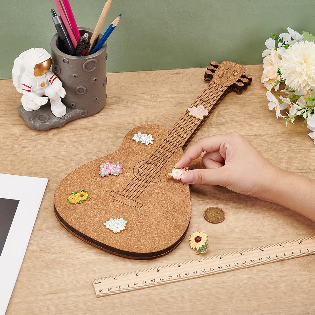 BENECREAT Pannello di Sughero con Spilla per Chitarra, Bacheca Espositiva Da 40x16.7cm, Bacheca In Sughero Montata A Parete per Esposizione di Spille e Spilli, Home Decor