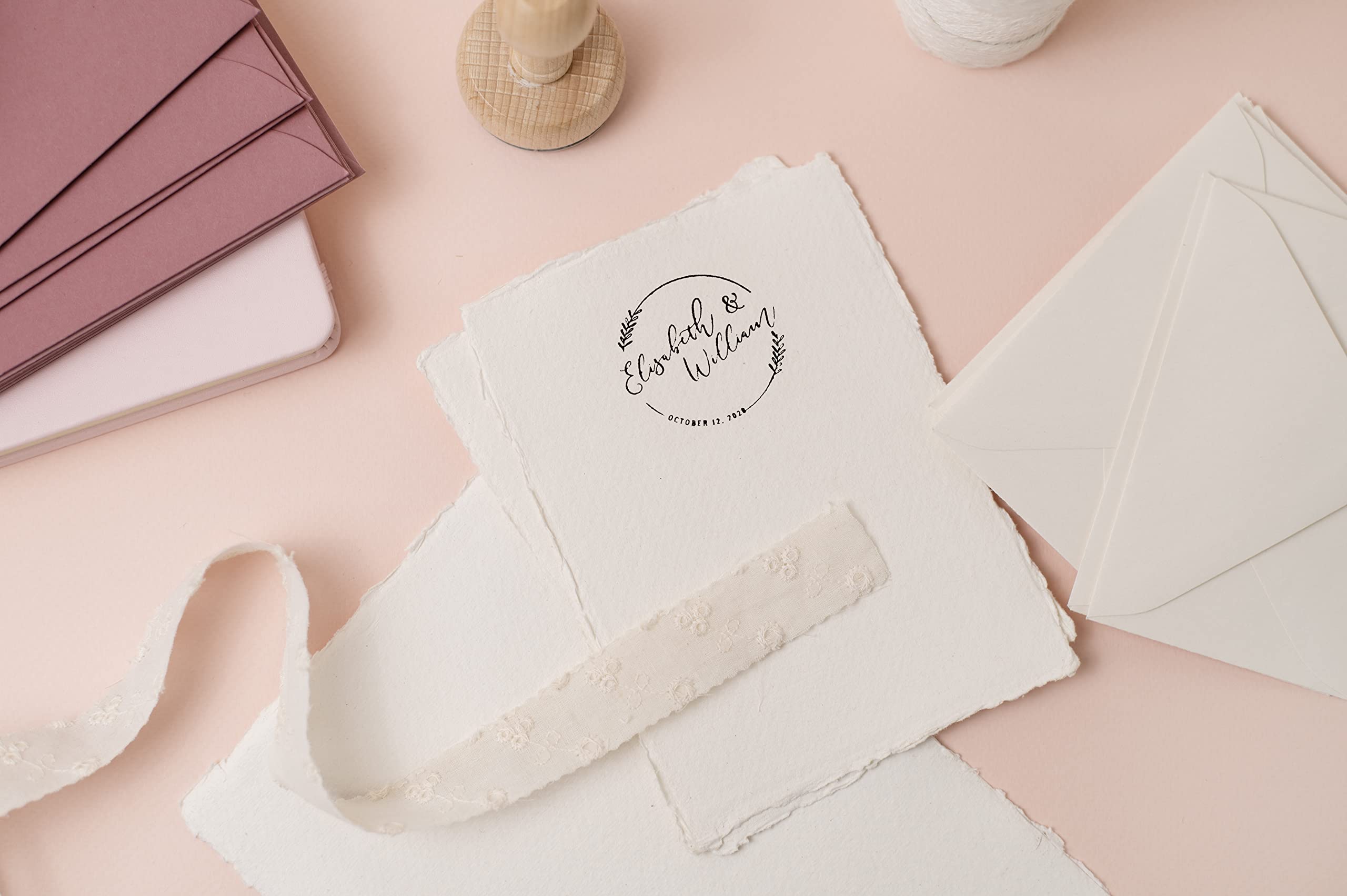 Stamp by Me | Sello Personalizado para Boda | 12 Diseños Exclusivos | Sello de Madera | Ideal para Sobres e Invitaciones de Boda | Con Tampón de Tinta | Nombres y Fecha | Corona de Flores Circular