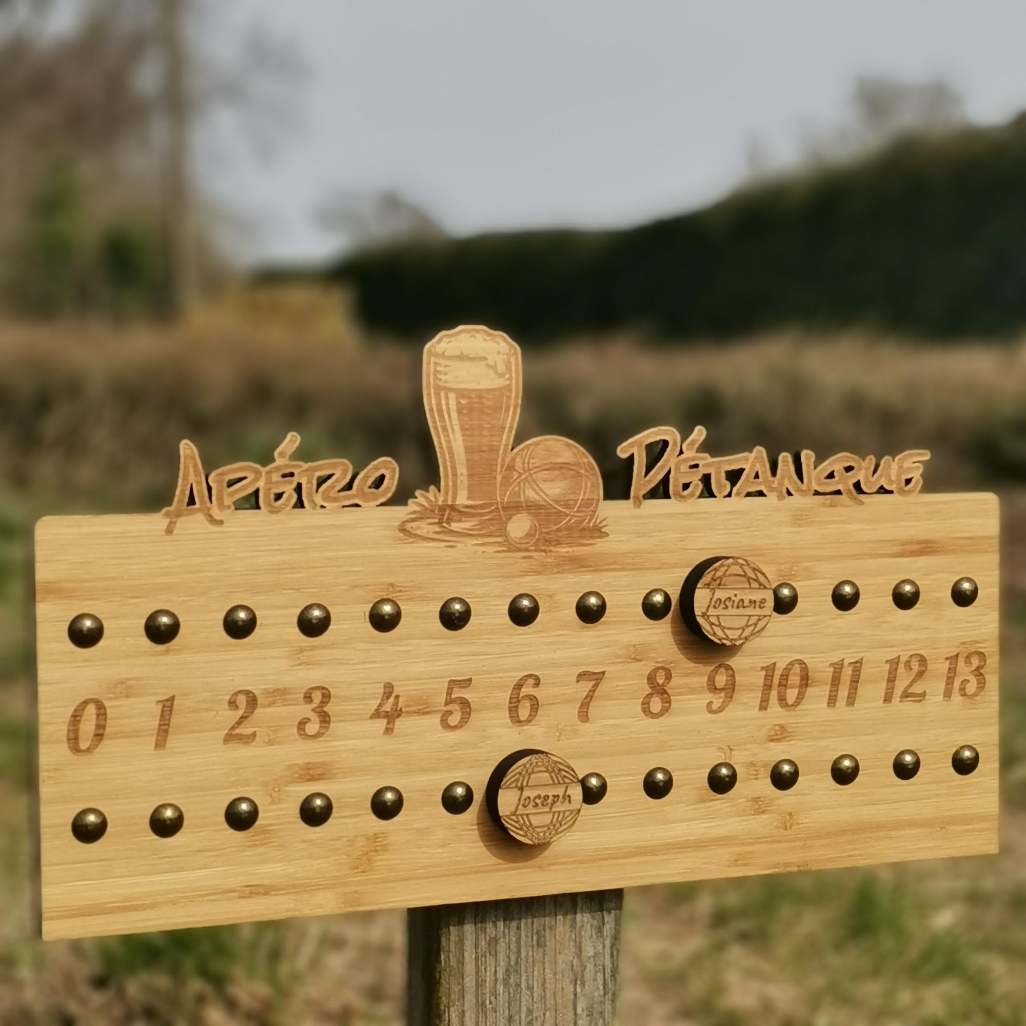 Tit'Adel Compteur de Points pour pétanque en Bois – Apéro Pétanque – Magnétique – Pose Murale ou sur Pied – Cadeau Original
