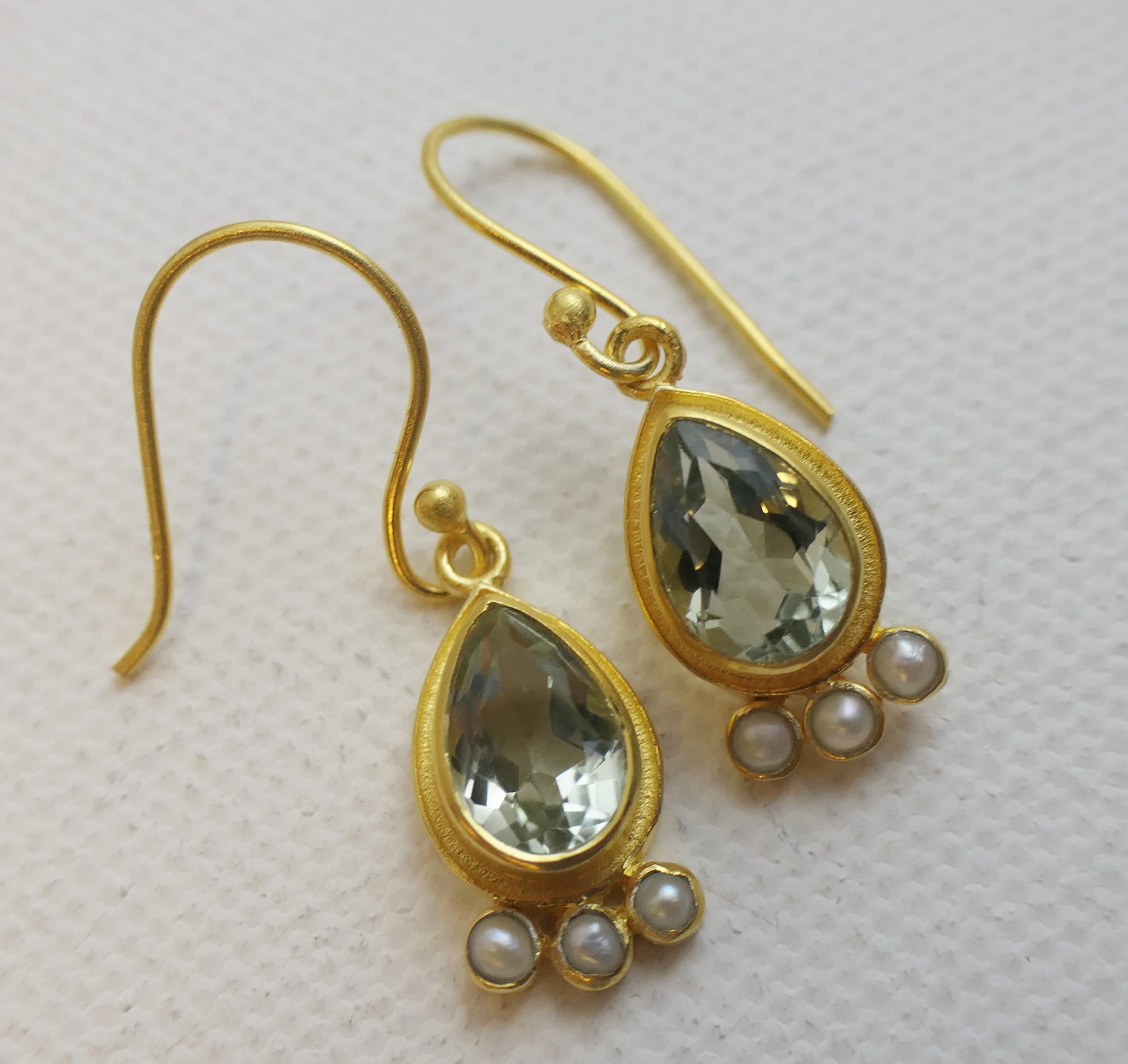 Pendientes de plata de ley 925 con baño de oro y amatista verde y perla de agua dulce