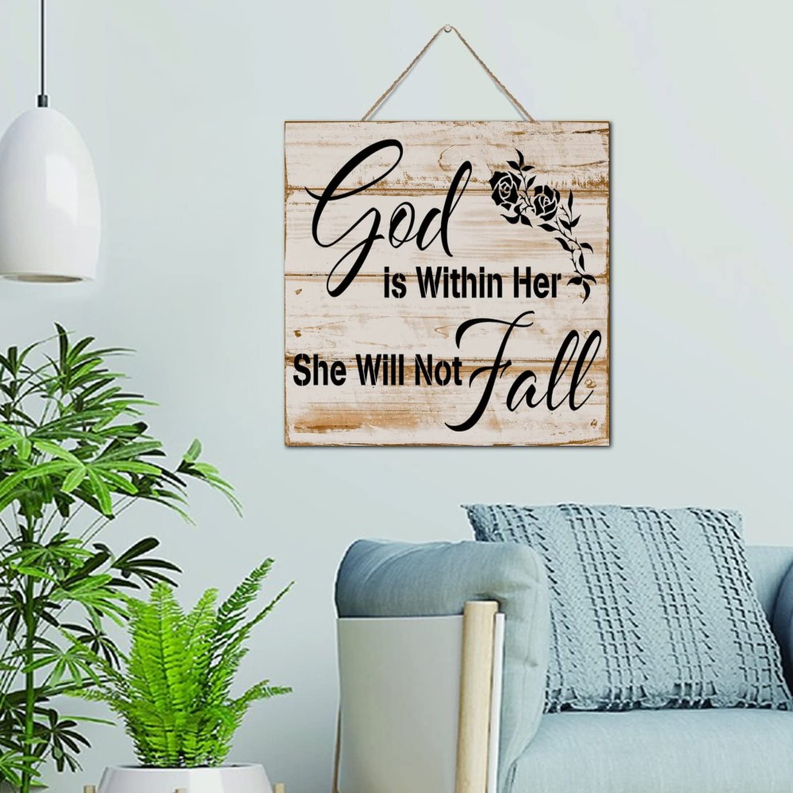 Plaque bois God Is within Her pour rompre la monotonie des murs blancs