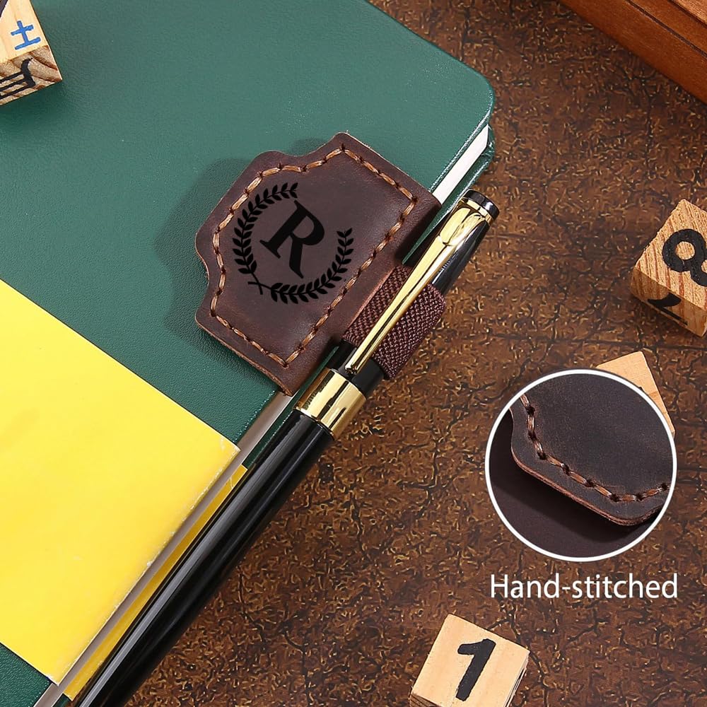 Benutzerdefiniertes Lesezeichen mit Stifthalter mit 26 Buchstaben, personalisierbares magnetisches Leder-Lesezeichen, personalisierter Namens-Lesezeichen-Clip mit Initiale für Männer und Frauen