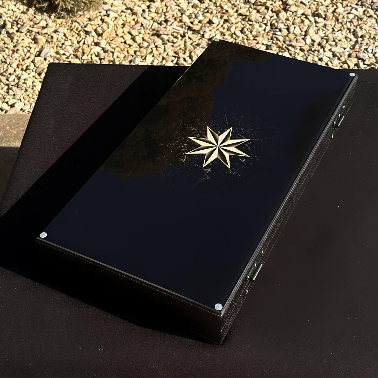 Szlachetna gra w backgammon z drewna – ręcznie wykonany zestaw 50 cm ze szklaną powierzchnią do zabawy z nadrukiem UV – unikalny motyw gwiazdy – łącznie z 30 designerskimi kamieniami do gry i kostkami