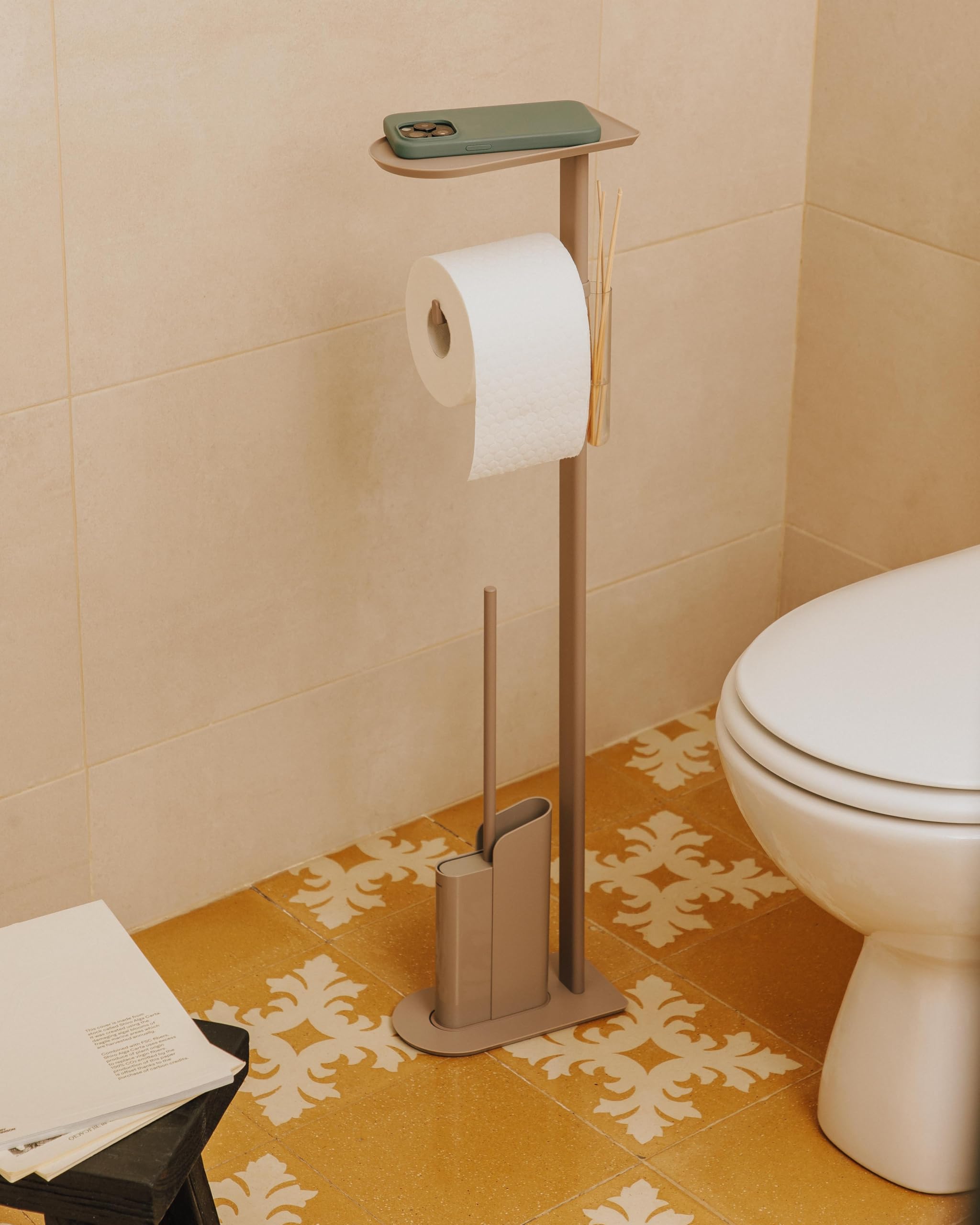COSMIC Flat Base Portarotolo con scopino integrato ultra sottile per bagno di design minimalistico. Supporto per piedi per carta igienica con scopino da bagno in silicone sabbia