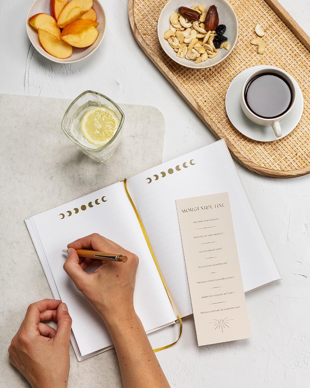 Oh Shanti - Mindful Morning Box by Lola Weippert | Dein achtsamer Start in den Tag | Set für Lolas achtsame Morgenroutine bestehend aus Journal, Affirmationskarten und Palo Santo