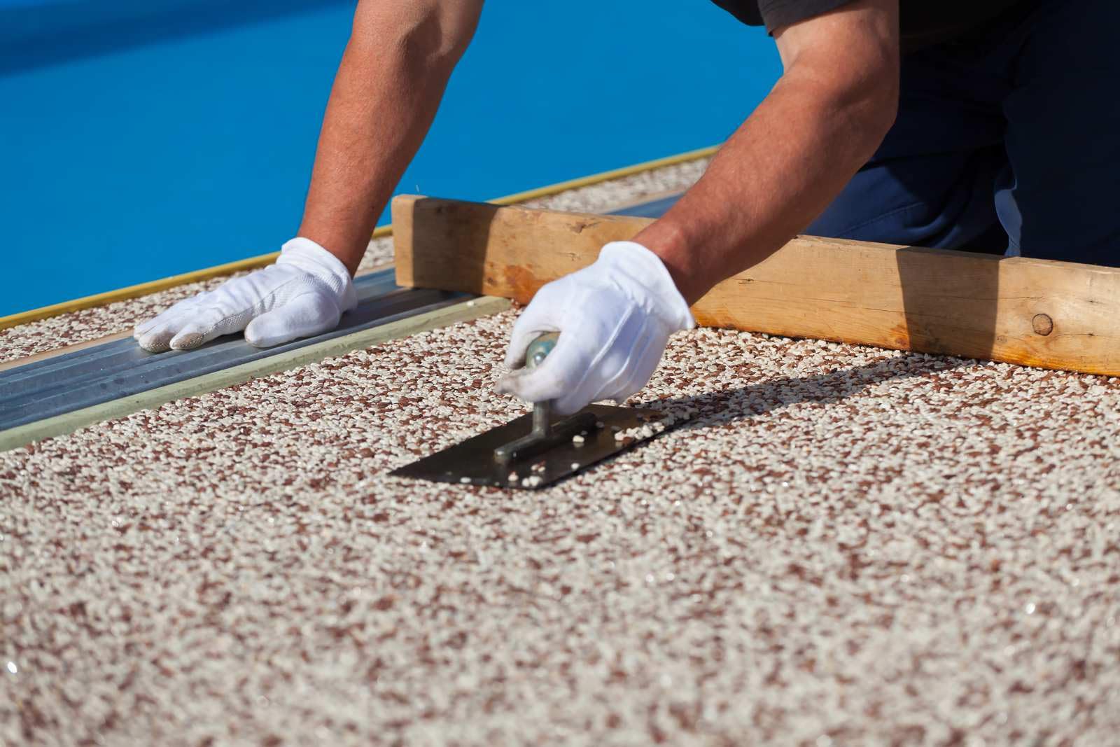 Steinteppich Epoxidharz Set Innen & Außen (ca. 56kg / 4-5m²) | 16 Farben | 50kg 2-4mm Marmorkies + 6L, 2K Epoxidharz Bindemittel | Für Balkon, Terrasse, Treppen, Garage
