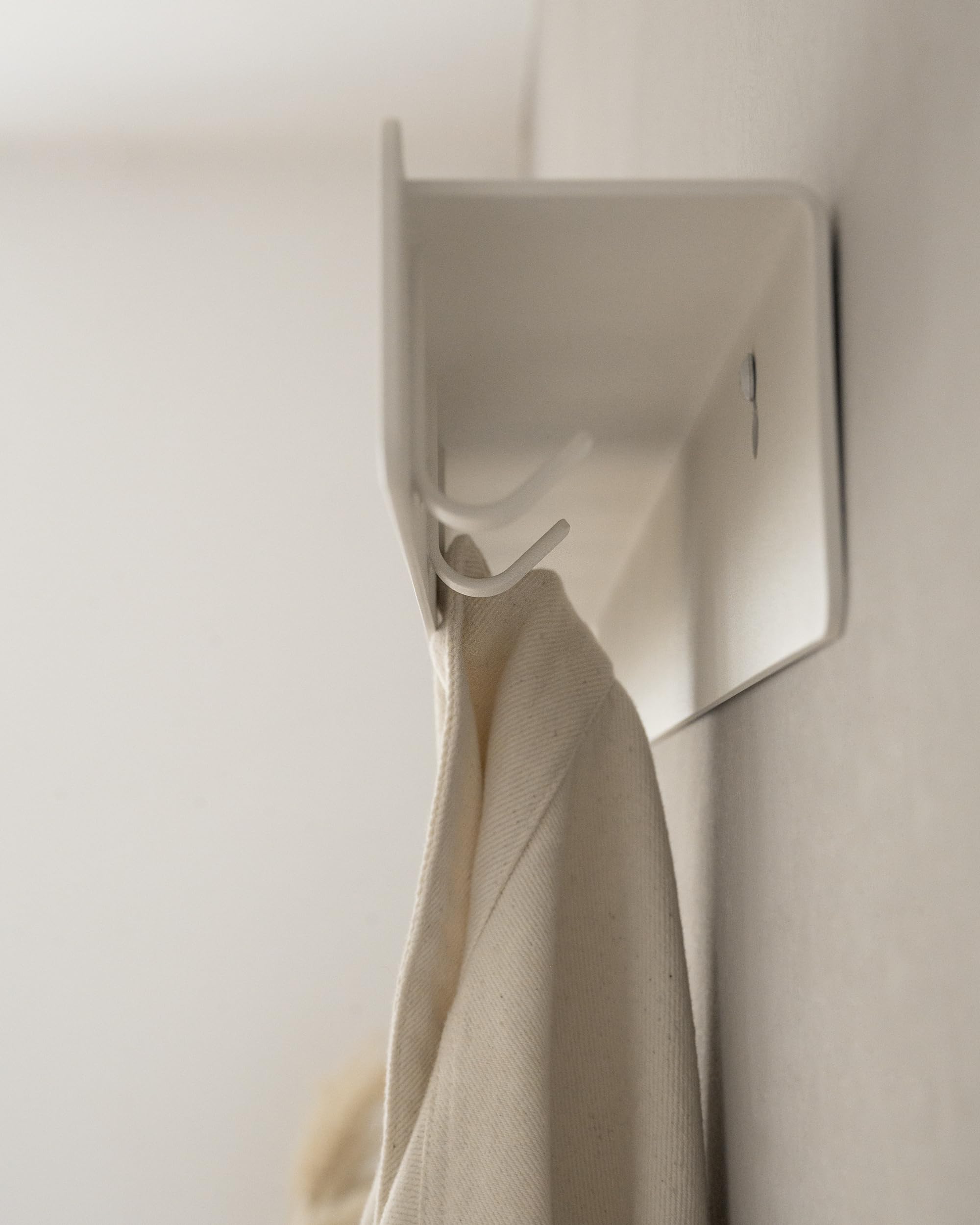 Kazai. Perchero de Pared 'Kian' | Moderno con Ganchos para Colgar Ocultos y Estante | Colgador de Pared de Diseño en Metal | Percheros para Puerta y Recibidores de Entrada | Blanco