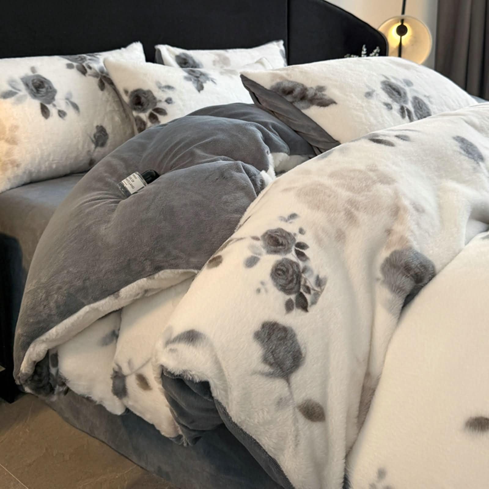 4-częściowy komplet pościeli, poszwa na kołdrę 200 x 230 cm, prześcieradło z gumką 180 x 200 cm i 2 poszewki na poduszki, wzór kwiatowy, miękki aksamit, szary