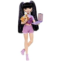Barbie Dream Besties – Renee, bambola snodata alla moda con lunghi capelli neri e ciocche viola brillanti, 11 accessori a tema vlog di cucina e viaggi inclusi, giocattolo per bambini, 4+ anni, HYC24