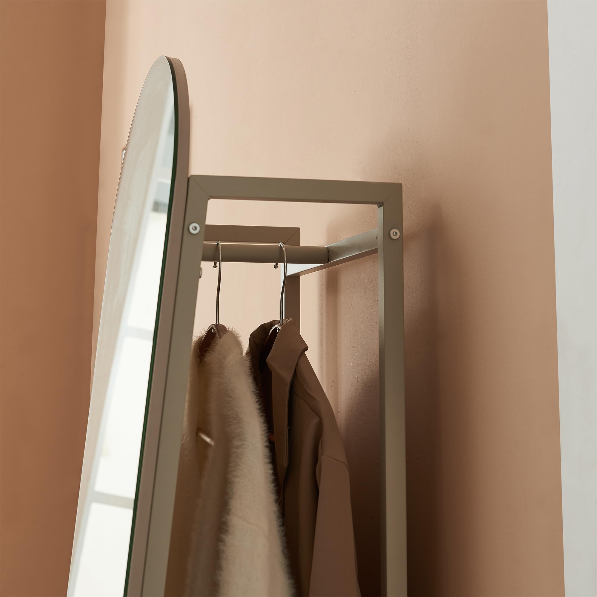 [en.casa] Espejo de Pie y Perchero Frenraby Mueble de Salón con Espejo de Cuerpo Entero 2 en 1 con Estantes y Barra para Colgar Ropa Dormitorio Vestidor Entrada Metal 165 x 40 x 35 cm - Oatmeal