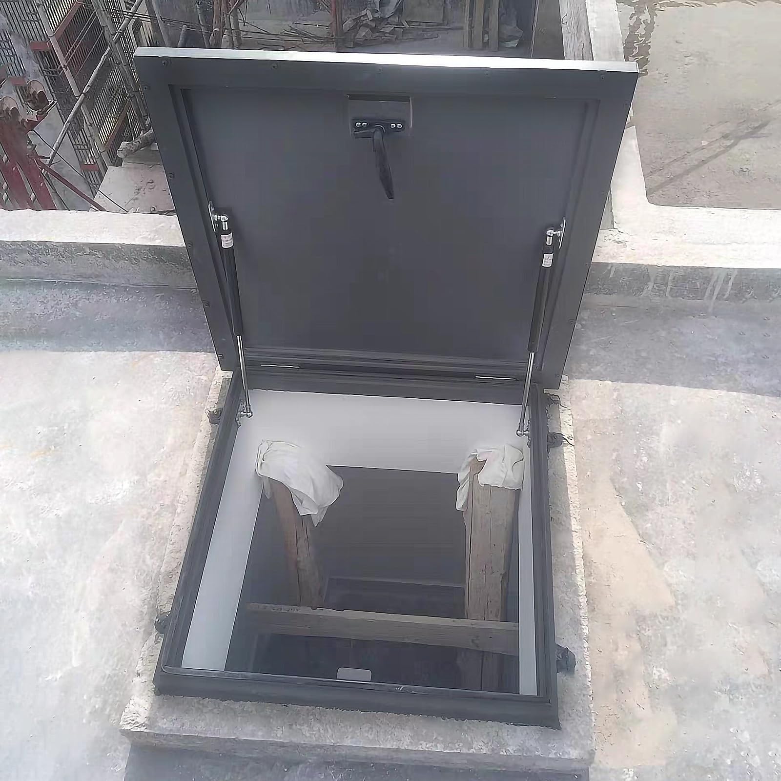 Couverture de trappe de toit en aluminium durable et étanche pour accès sécurisé
