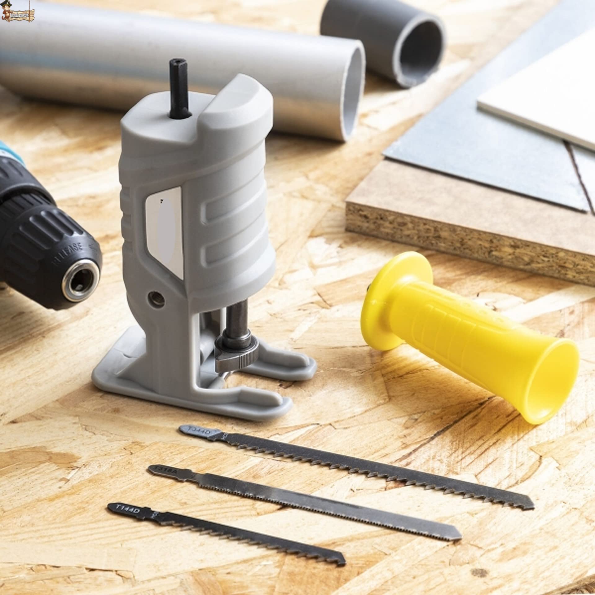 BricoLoco.com Akcesoria do wiertarki adapter wyrzynarki. Zamień wiertło w maszynkę. Zawiera trzy rodzaje arkuszy do PVC, metalu i drewna.