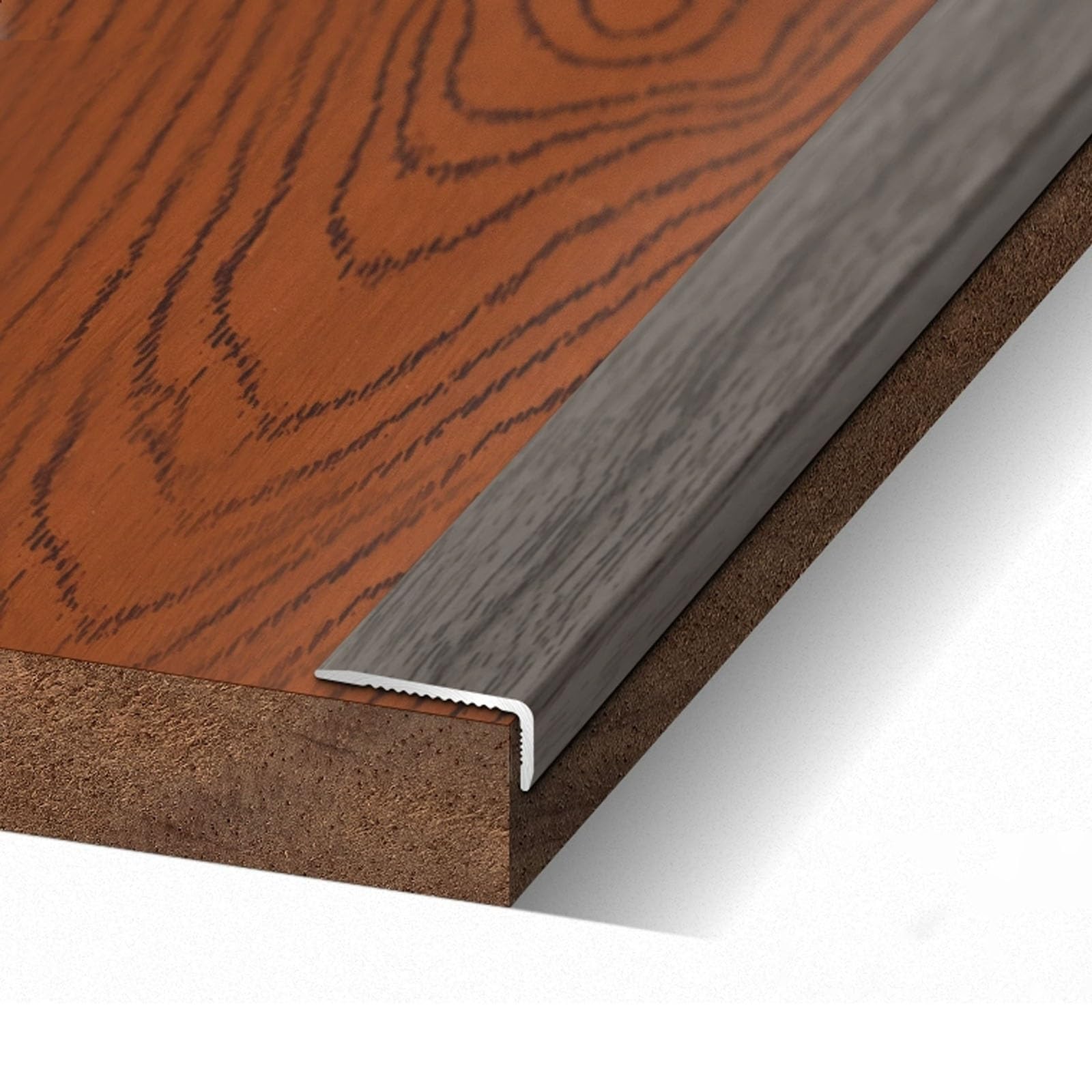 Tiras de borde de aluminio duraderas: protegen escaleras laminadas con estilo roble claro
