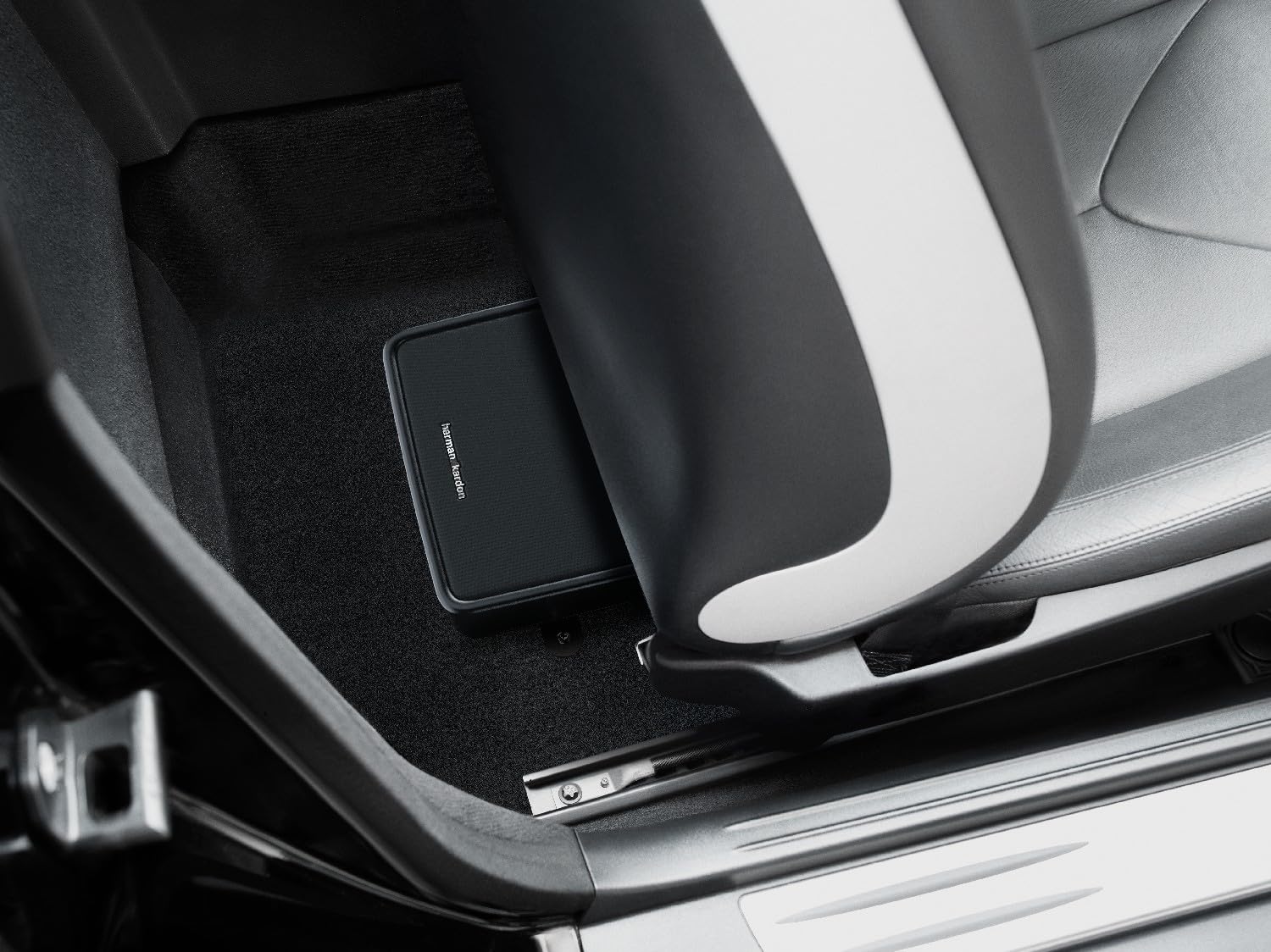 Harman Kardon Feel 700 Subwoofer Auto Attivo Sottosedile, Mini Bass Box Amplificato, Bassi Profondi, Design Slim Ultra Compatto