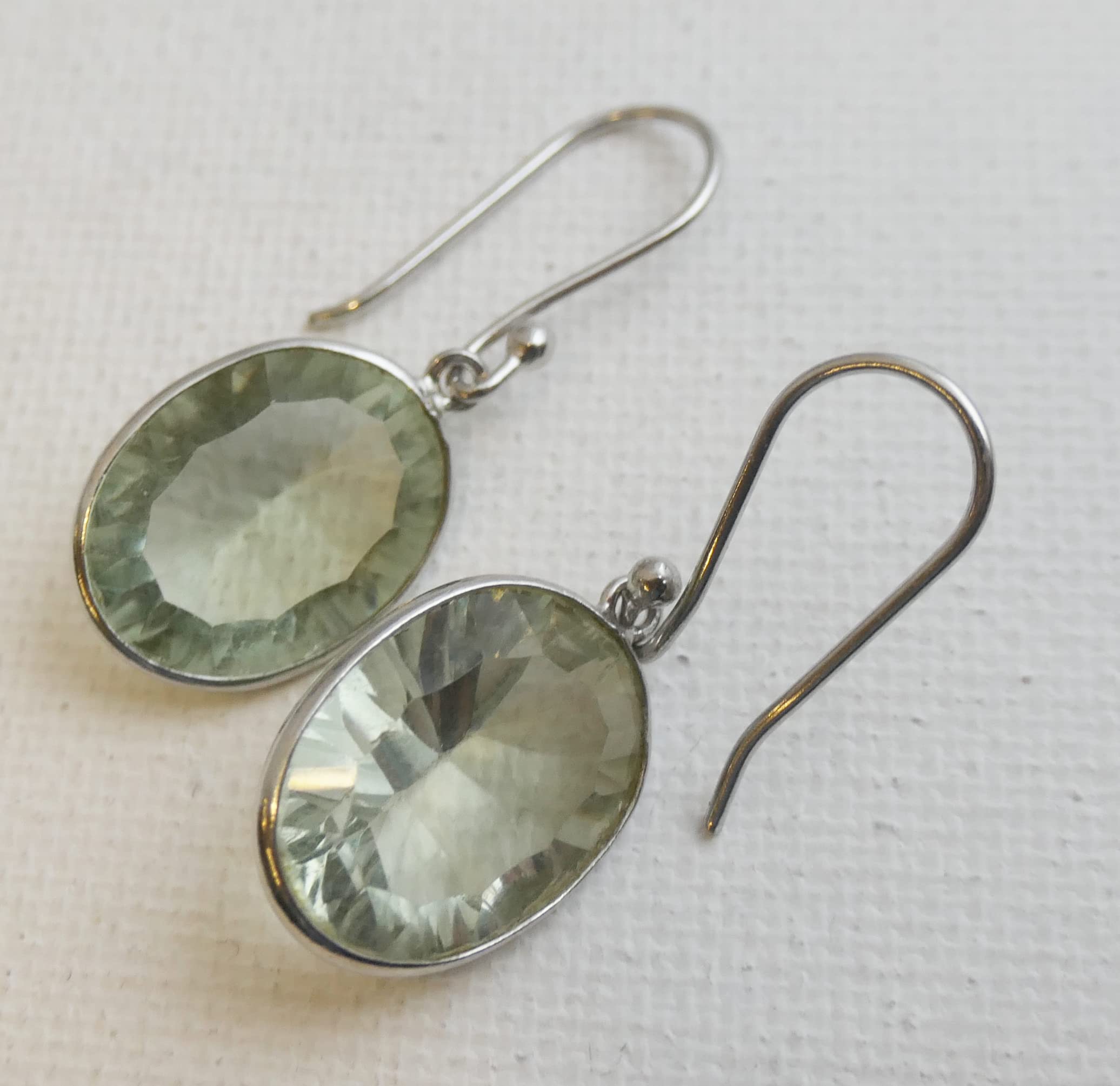 Pendientes de Plata de Ley con Amatista Verde | Diseño Elegante con Piedra Natural Facetada | Joyería Sofisticada para Mujer