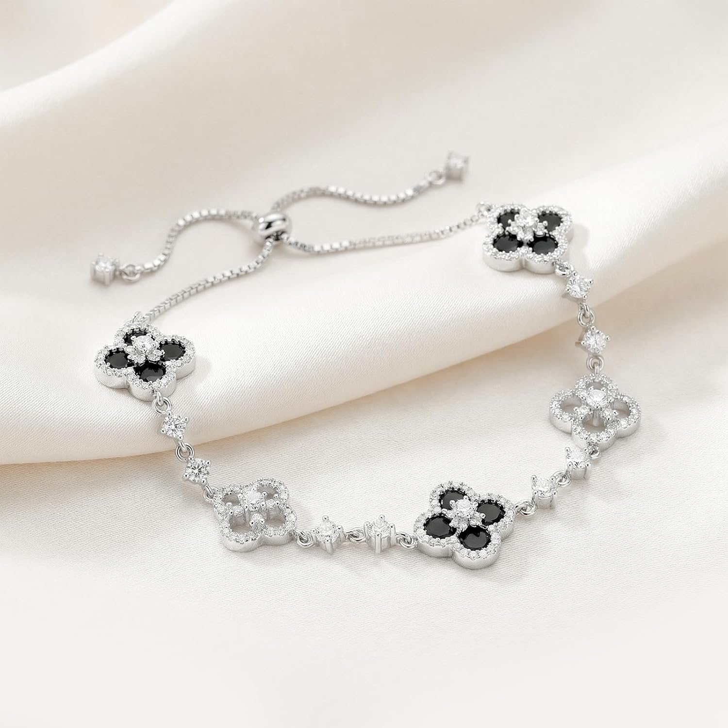 Clover Bracelet for Women, Dainty Bracelet, Luck Clover Gifts, Stylish Gift for Birthdays, Anniversaries, and Other Occasions, Adjustable Length, Includes Gift Packaging