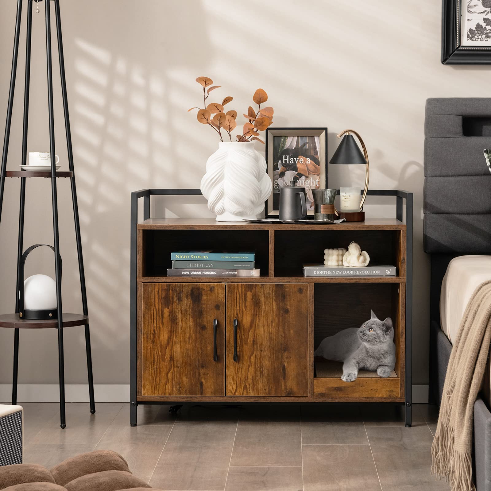 GYMAX Meuble Cache Litière Chat Grand en Bois, avec Griffoir Détachable, Maison de Toilette avec 2 Étagères Rangement Ouvertes, Maison Bon Ventilation et Anti-basculement pour Chat(Café)