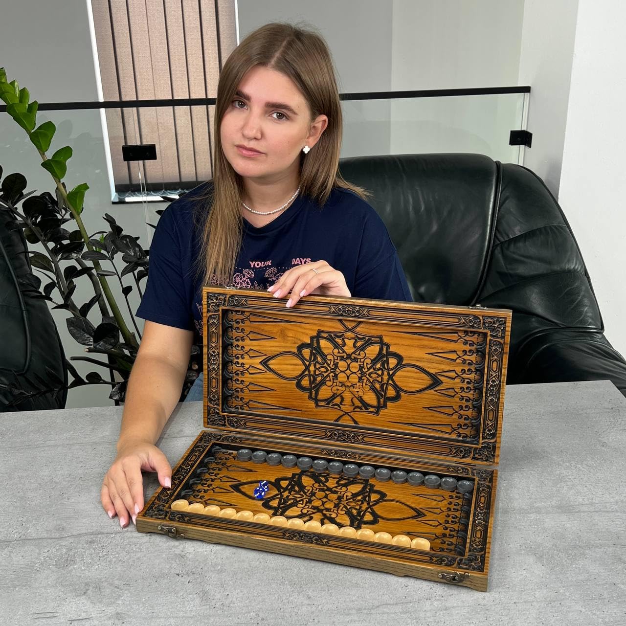 Tablero de backgammon hecho a mano, diseño de león, madera de arce, piedras de resina, juego de 18 pulgadas con grabado para regalo