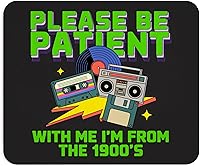 Vista 1 de Divertida alfombrilla de mouse con texto en inglés «Please Be Patient with Me I'm from the 1900's Retro 80s» Alfombrilla de mouse estilo retro