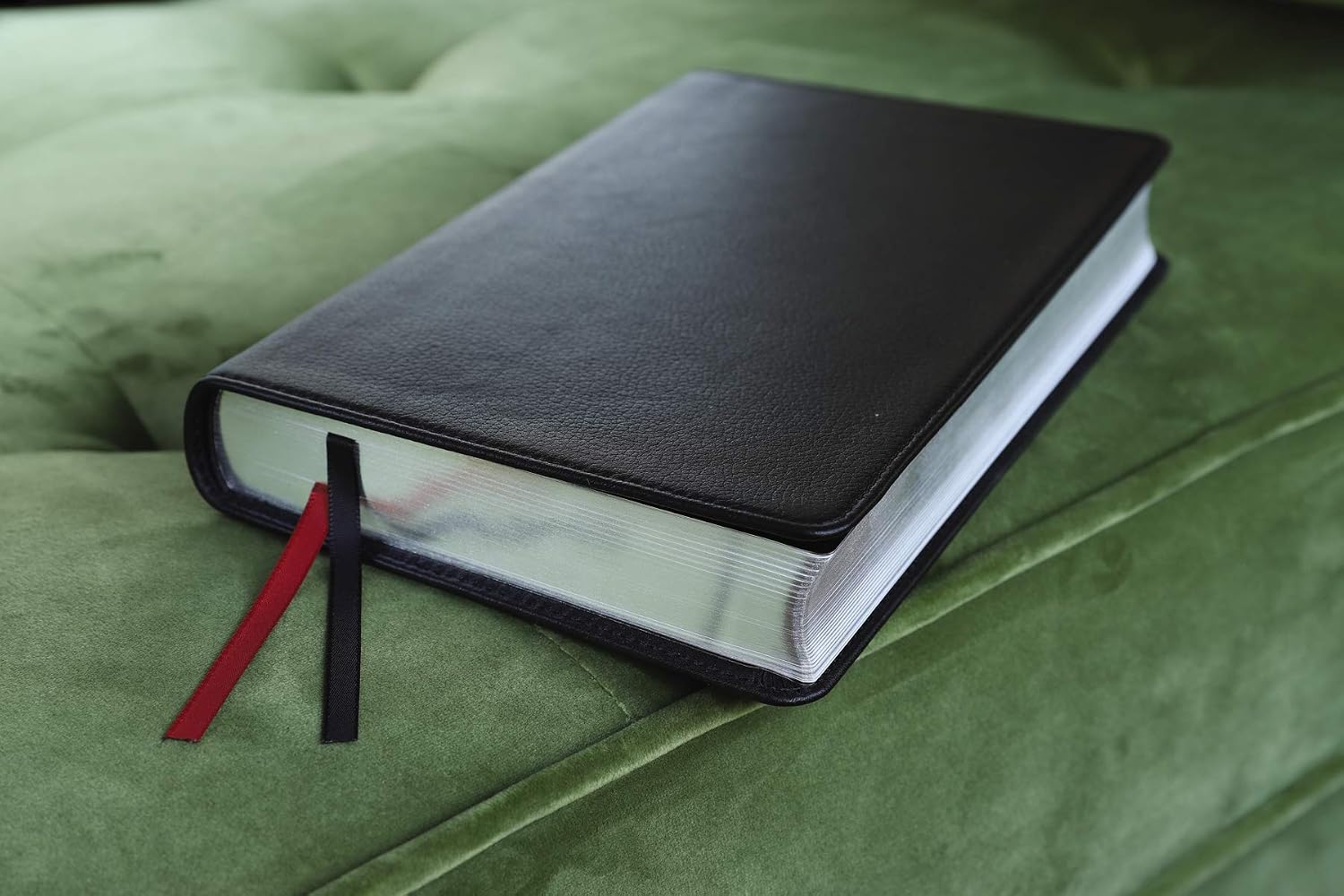 NIV, Thinline Reference Bible (Deep Study at a Portable Size), Genuine Leather, Calfskin, Black, Red Letter, Comfort Print