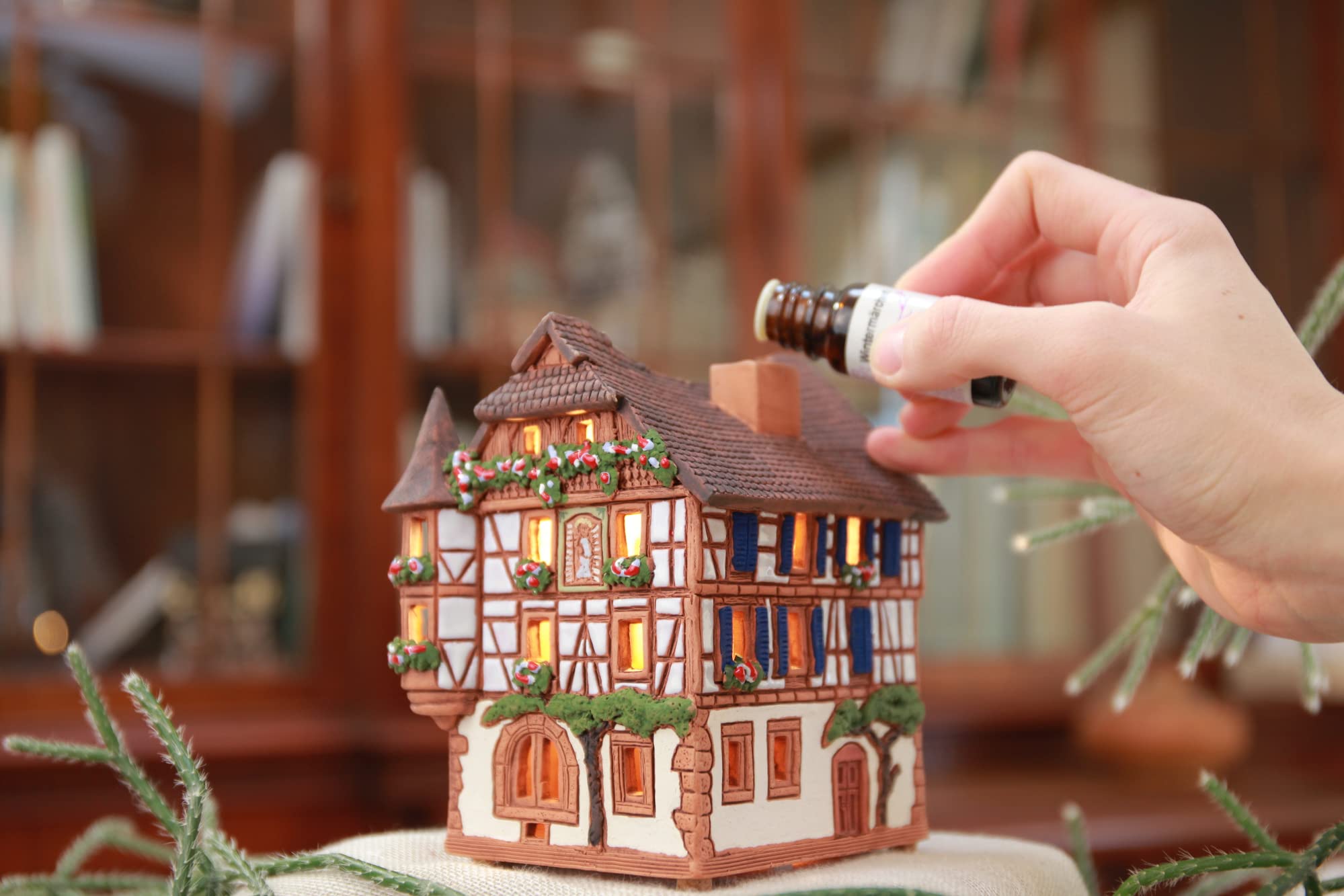 Ceramiczny domek świetlny, rękodzieło, miniaturka artystyczna, historyczny stary dom z muru pruskiego w Kaysersberg, Alzacja, B241AR