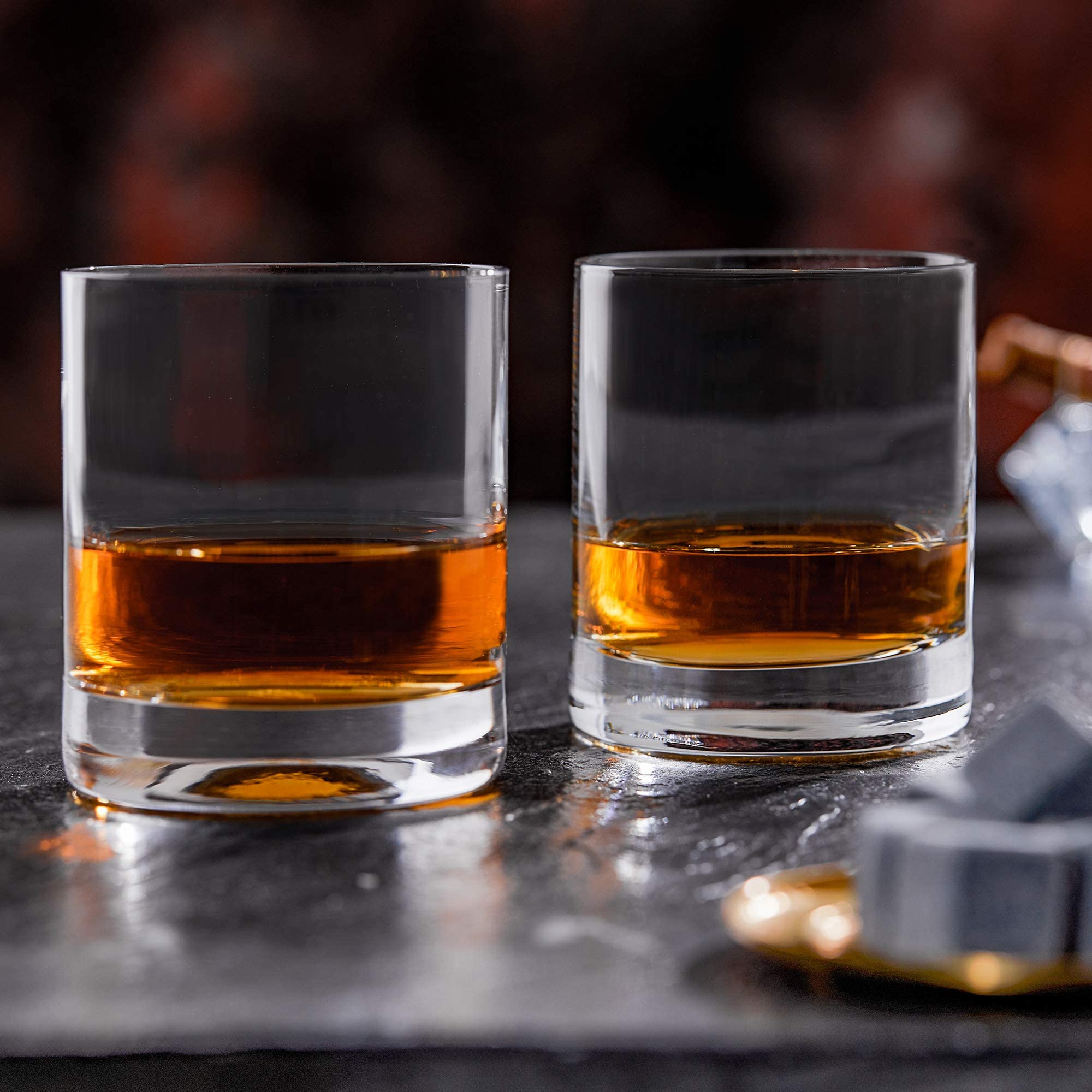 mappamondo con veliero e due bicchieri da whisky - Italia