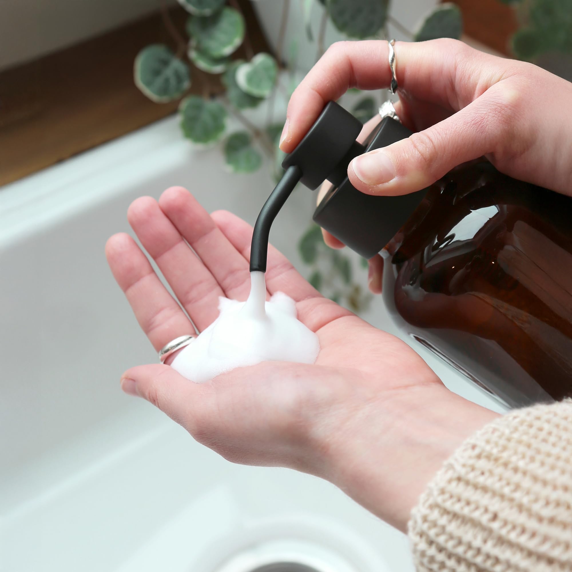 Image secondaire de Distributeur de Savon Moussant en Verre Ambré avec Pompe Dorée - 500 ML