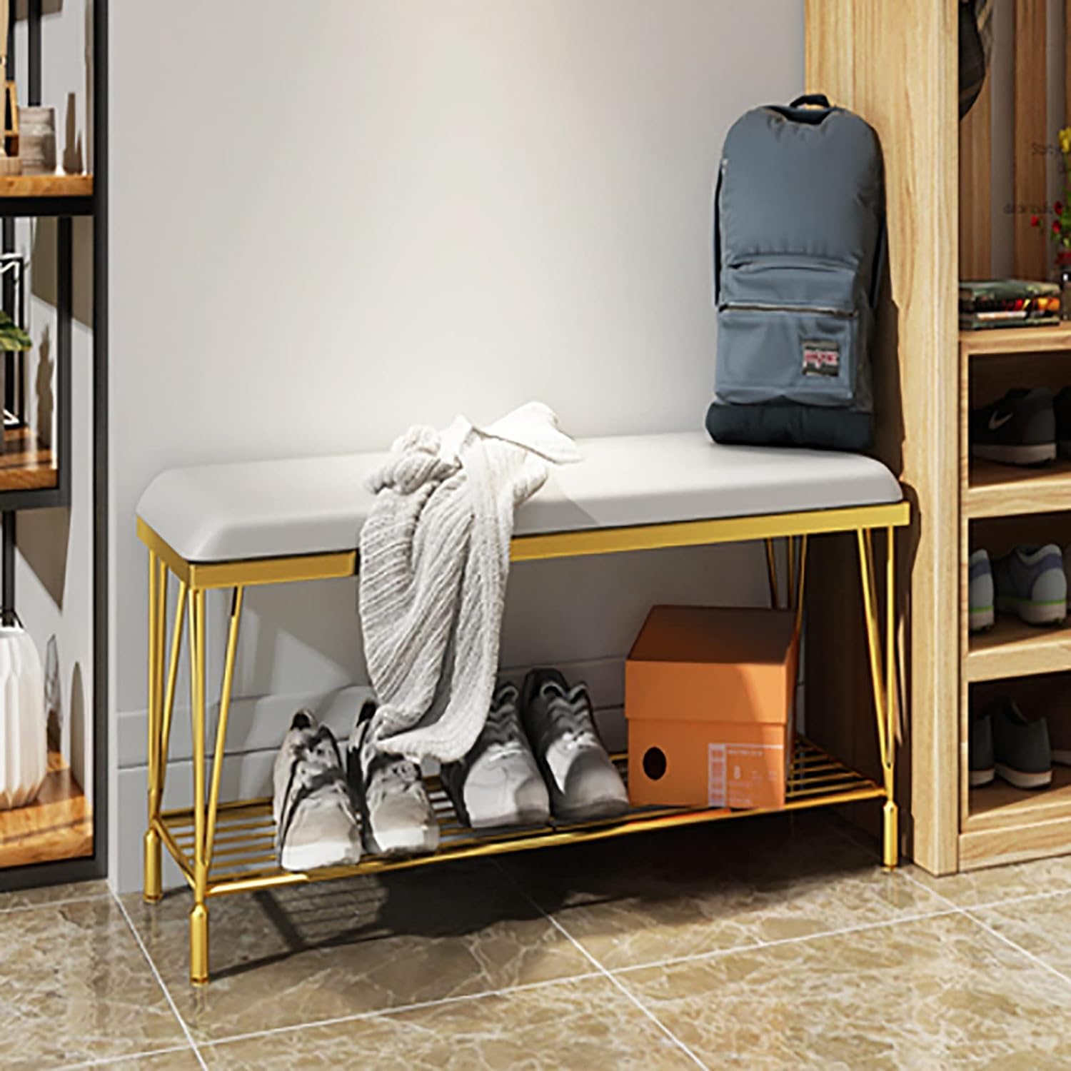 Étagère à chaussures rembourrée en cuir et métal doré de salon