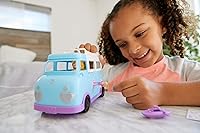 Vista 2 de Polly Pocket Furgoneta Glamping con doble campamento para muñeca Polly de 3 pulgadas y muñeca Micro Polly; la camioneta se abre a la sala de estar