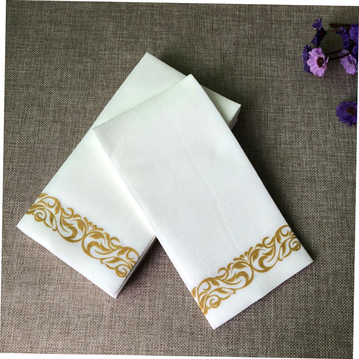 Tovaglioli Usa e Getta 50 Pezzi in Carta Bianca per Feste | Formato 40x30 Cm, Piega a 6 Strati, Stile Chic ed Elegante, per Banchetti e Intrattenimento Quotidiano