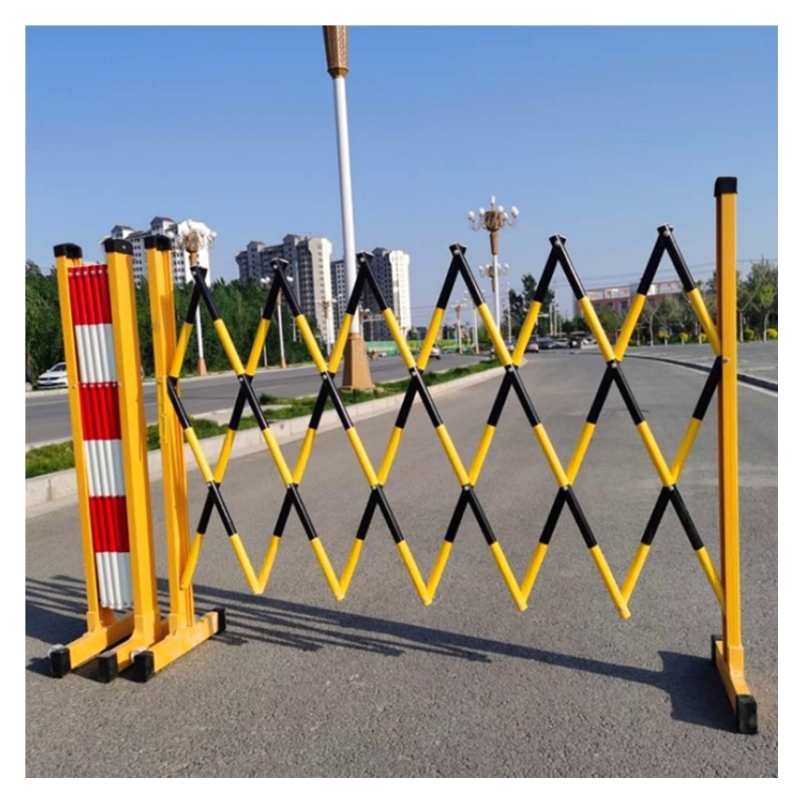 Barrière rétractable métallique à roulettes pour balisage de sécurité et de maintenance