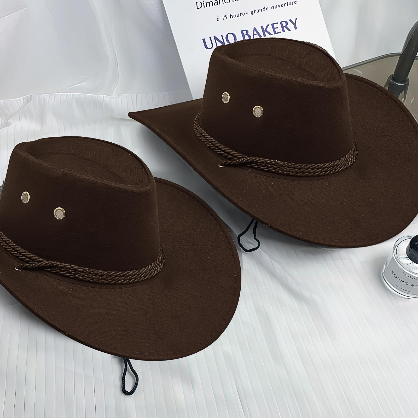 LYCN 24 Stück Cowboyhüte Set – Westernhut mit breiter Krempe aus Wildlederimitat, braune Cowboyhüte mit 12 Bandanas und Verstellbarer Kordel für Männer und Frauen, Kostümparty Zubehör