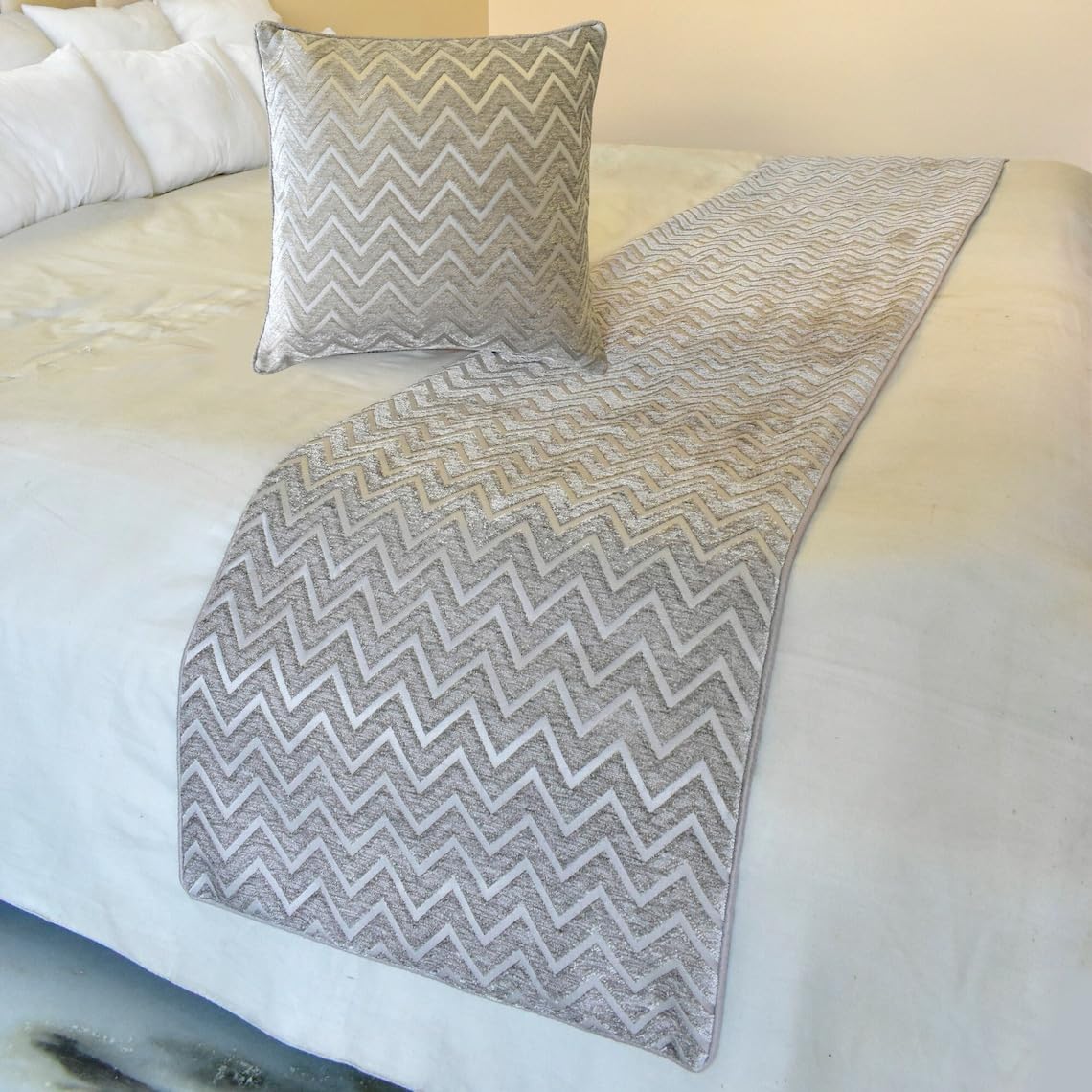 The HomeCentric King/Queen/Twin Silver Decorative King 225x45 cm Bed Runner With One Cushion Cover, Chevron Bed Scarf on Jacquard fabric - Silver Gleam Chevron