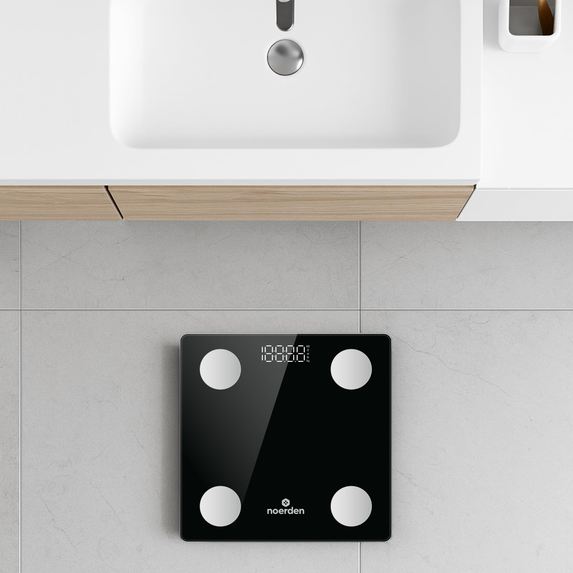 NOERDEN - Báscula Inteligente VITA - Báscula de Peso Corporal - Tecnología Step-On, Bluetooth, Pantalla LED y Vidrio Templado - Analiza 13 Métricas Corporales - Negro