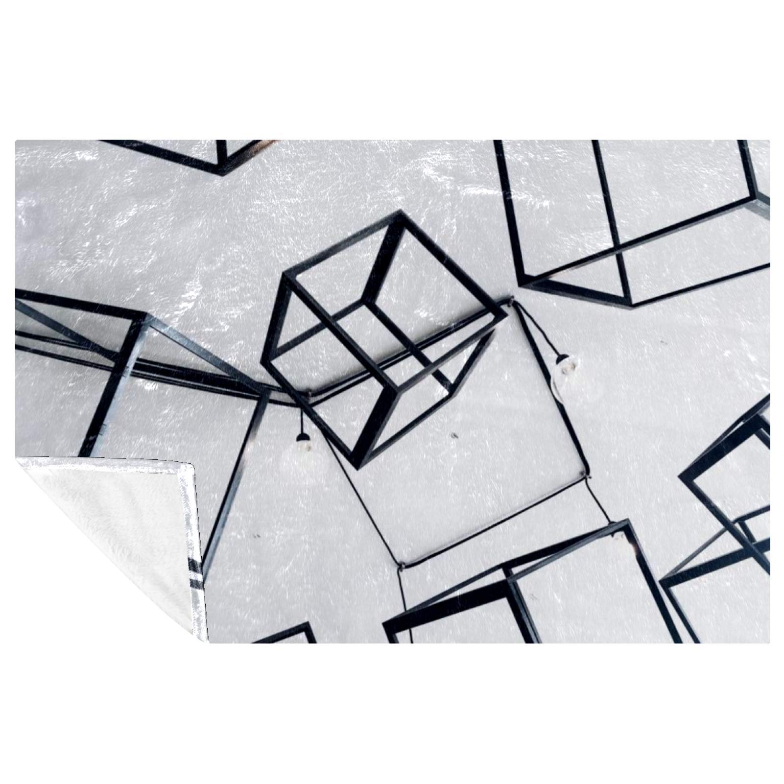 Couverture cube en métal gris contre le froid sur le canapé et au camping
