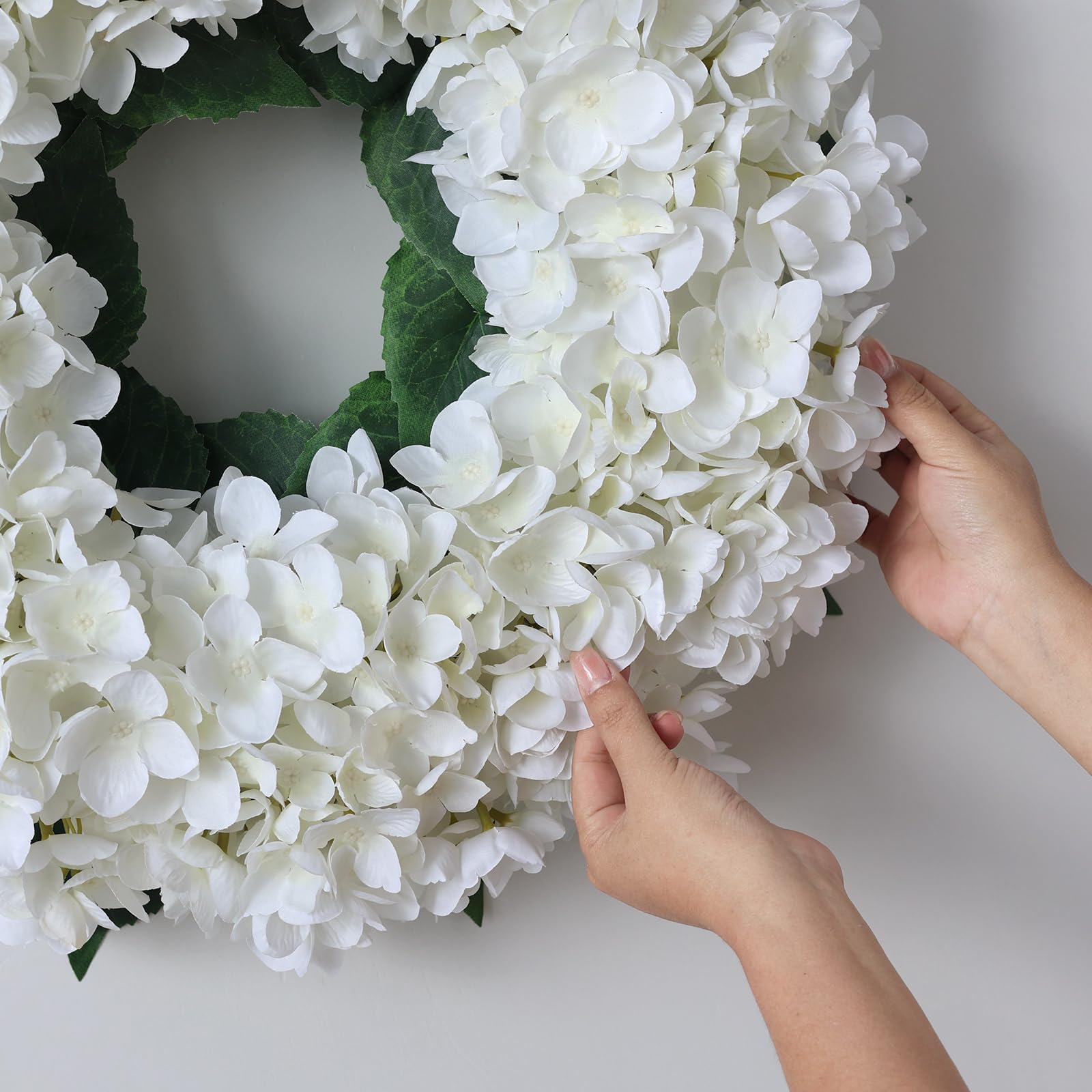 Weißer künstlicher Hortensienkranz für Haustür – Frühlings- und Sommer-Blumenkranz aus Kunststoff, Blumenranken-Ringdekoration, Fuax-Hortensien-Blätter für Urlaub, Party, Zuhause, Wandfenster (55 cm)