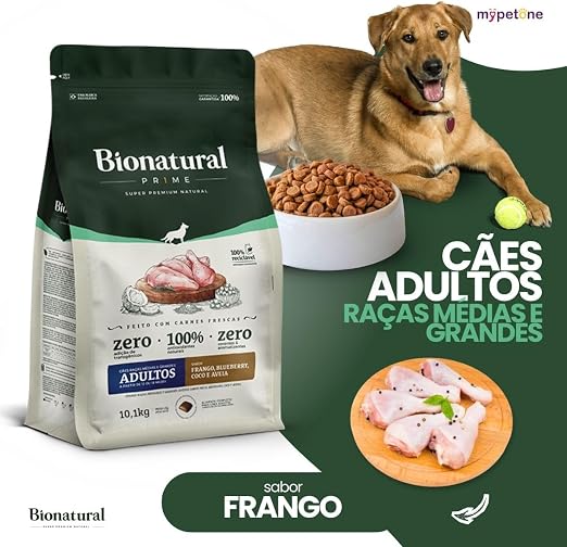 Ração Bionatural Prime 10,1kg ao lado de um cachorro, uma tigela com grãos e pedaços de frango cru