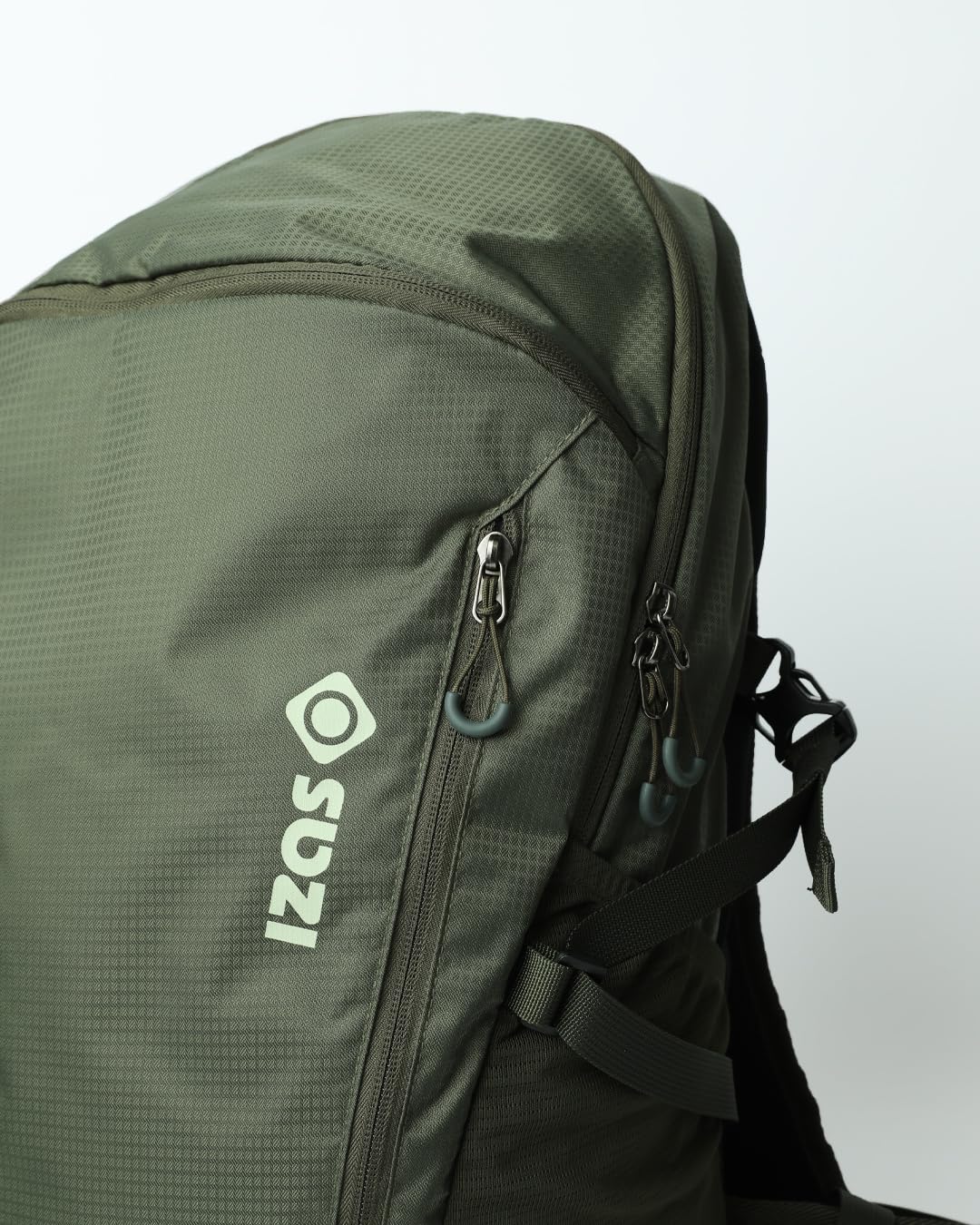Izas Parker Mochila de 30L para Montaña, Senderismo o Gimnasio con Múltiples Bolsillos y Refuerzo en Espalda. Mochila Deportiva Transpirable con Tiras Ajustables y Cubre Mochilas Impermeable. Caki