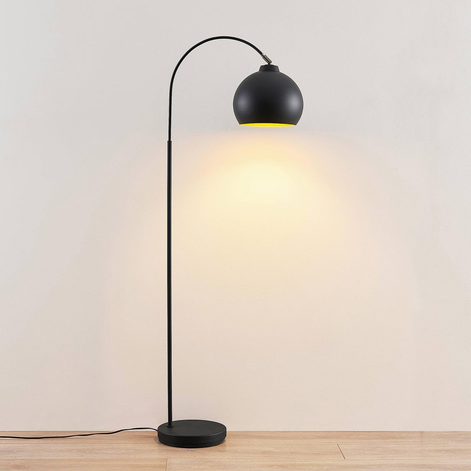 Lindby Stehlampe Metall schwarz gold, Bogenlampe mit Fußschalter 1x E27, Leselampe Standlampe Wohnzimmer, Stehleuchte Wohnzimmerlampe, Standleuchte