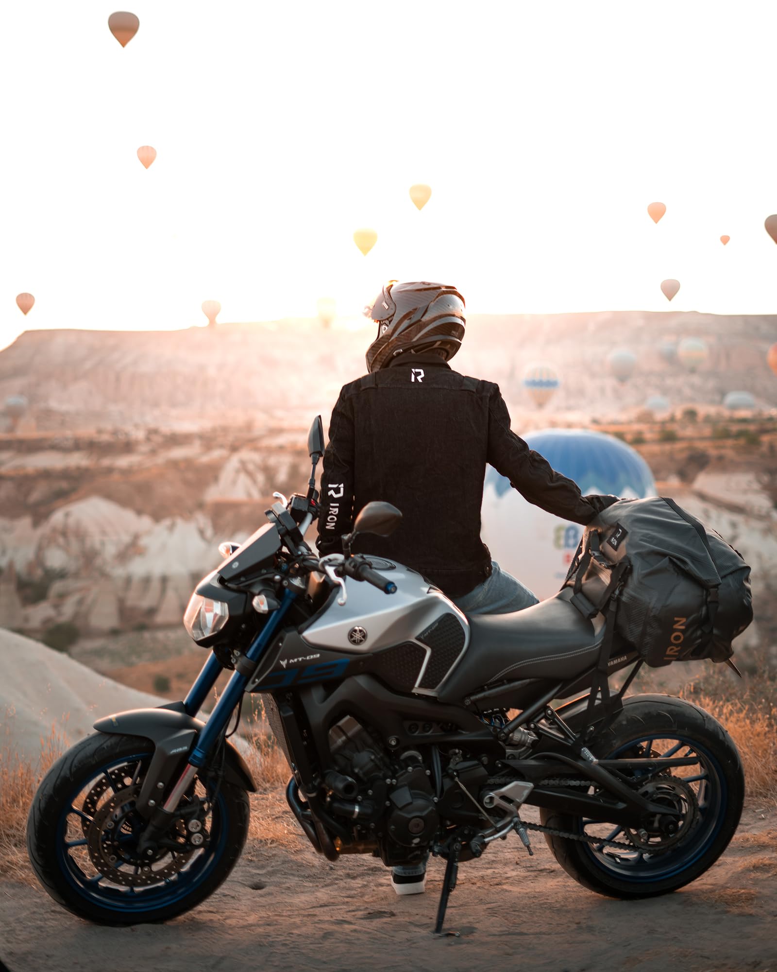 IRON JIA'S Bolsa Impermeable de Viaje para Moto y Ciclismo - Bolsa Trasera con Cierre Superior Enrollable y Correas para los Hombros - Adecuada para Camping y Deportes Acuáticos - 50L