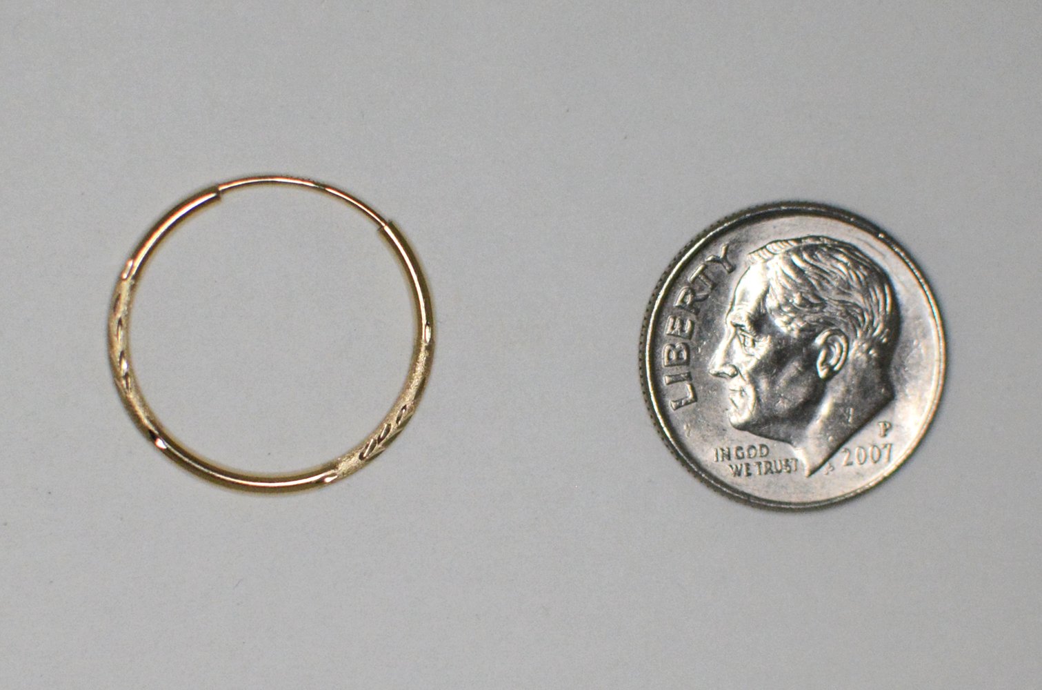 Orecchini a cerchio in oro giallo 14 carati taglio diamante continuo senza fine (tubo da 1,25 mm)