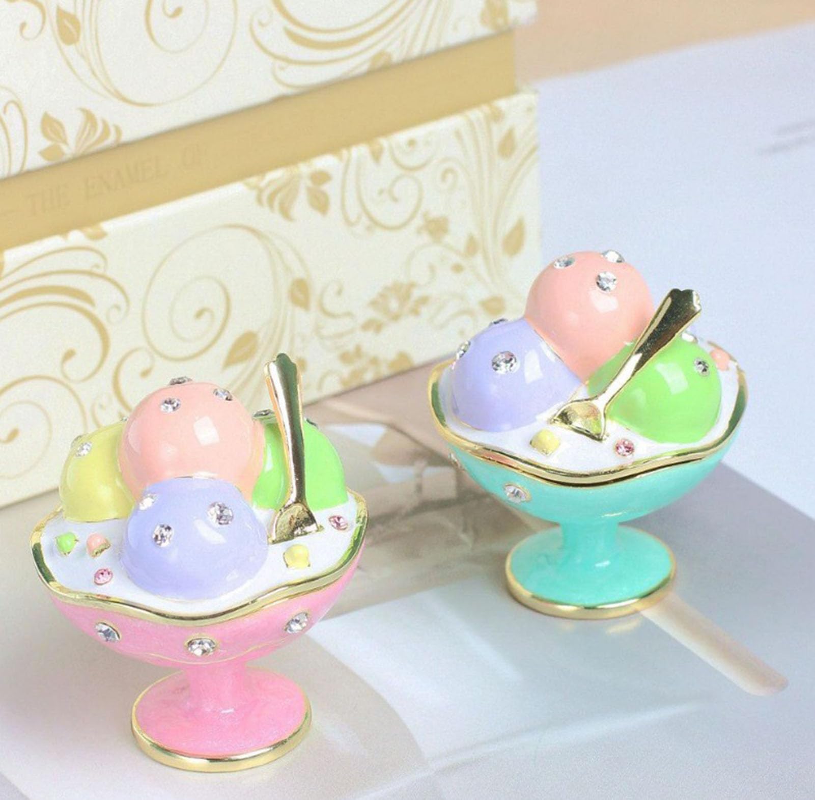 Exquisita caja de baratijas de pastel de helado esmaltada pintada a mano