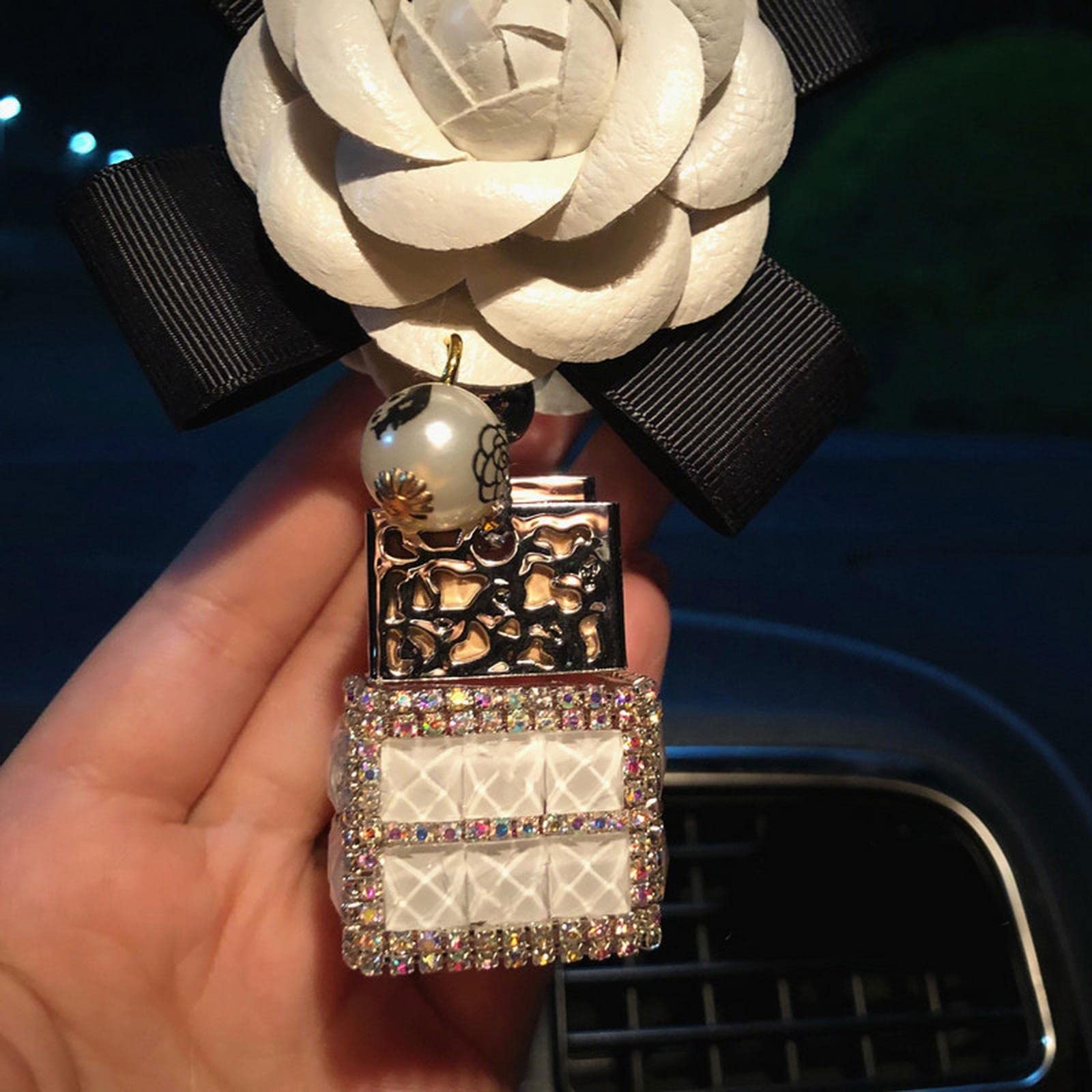 TSHIGO Akcesoria samochodowe, urocze, kryształowe kamelie, do samochodu, butelka perfum, zawieszka w kształcie litery "Bling ", odmowa lusterka samochodowego, wiszące ornamenty dla dziewcząt,