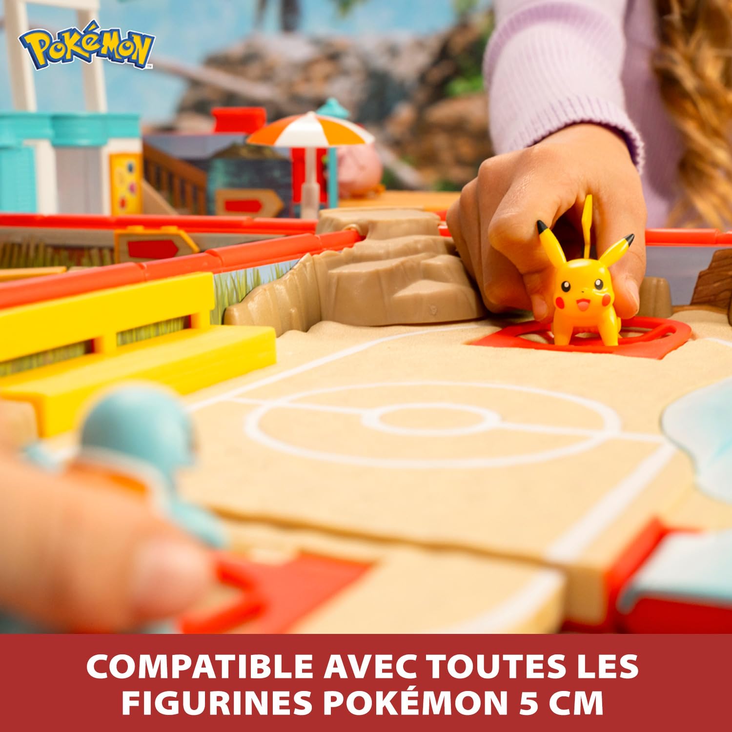 BANDAI - Pokémon - Sac à Dos du dresseur Plage - Univers de Jeu Pokémon avec Mini-Jeux - Sac Qui se transforme en Aire de Jeu Plage - Figurine Pikachu Incluse - Coffret Jouet Enfant 4 Ans et + JW3424