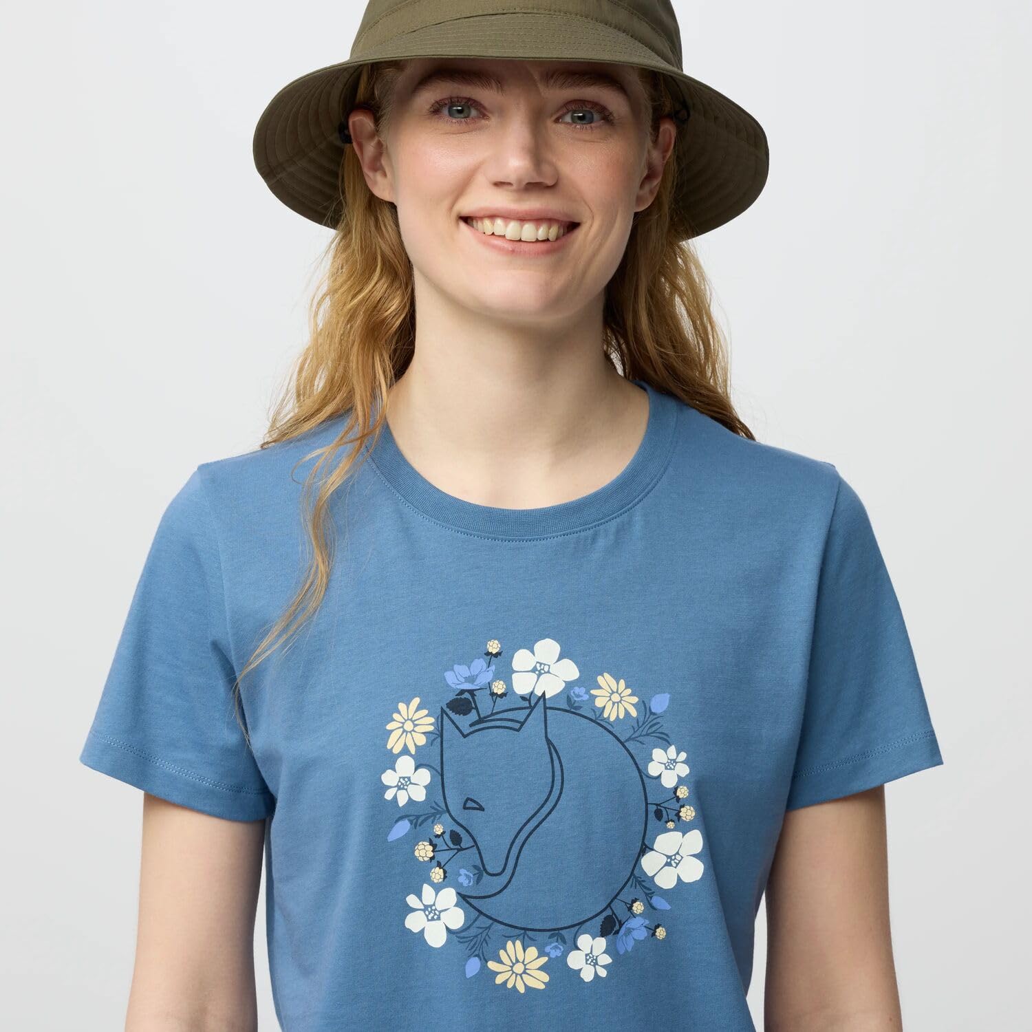 Fjällräven Damen T-Shirt Fjällblomster Fox | Aus Bio-Baumwolle. Print auf Vorderseite mit schwedischen Bergblumen und Polarfuchs-Logo. Rundhalsausschnitt. Slim Fit.