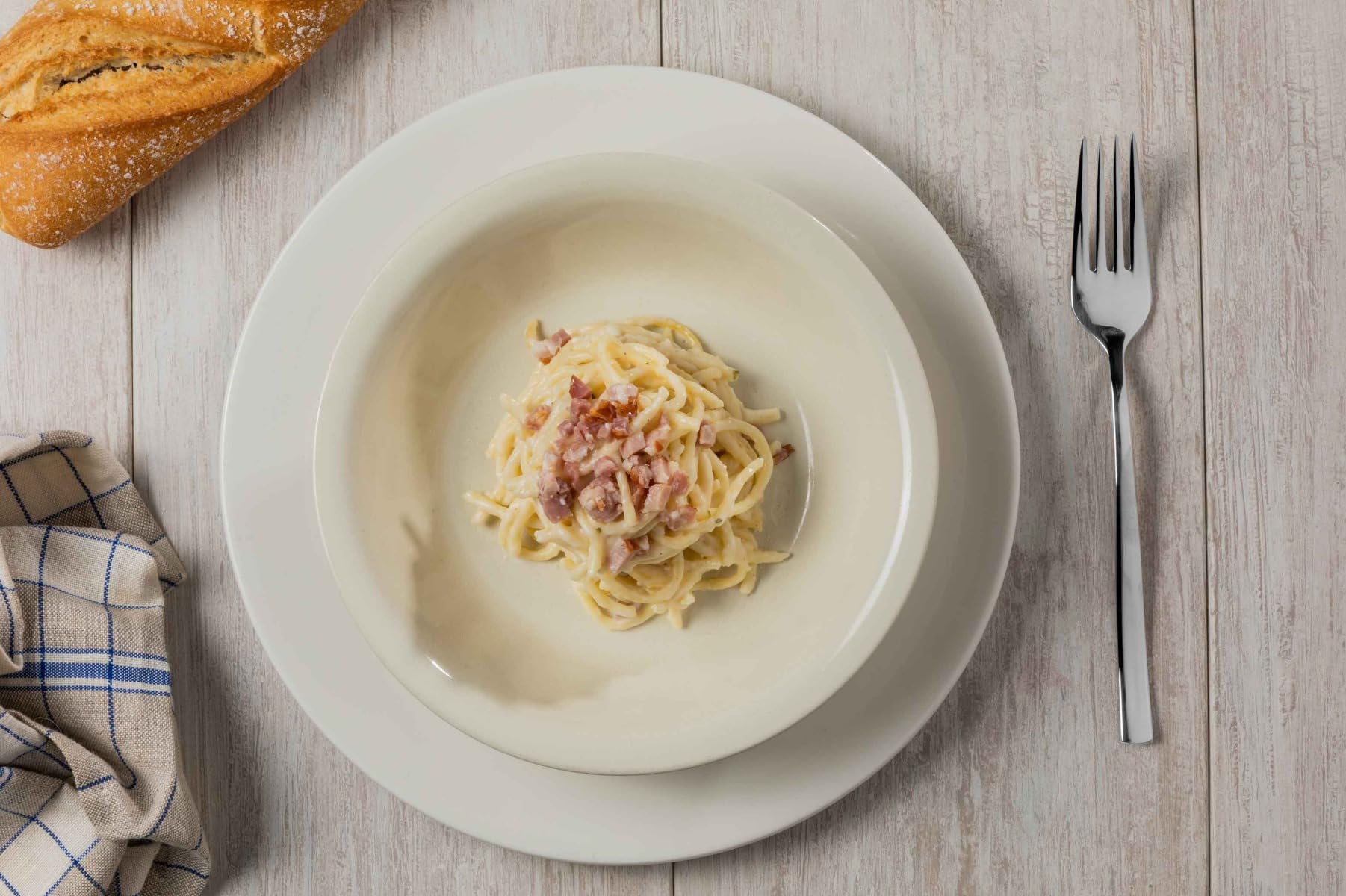 ARCOS Set di Posate da Tavola 24 Pezzi – Servizio Completo per 6 Persone con 6 Cucchiai, 6 Coltelli, 6 Forchette e 6 Cucchiaini da Dessert – Colore Argento, Serie Capri