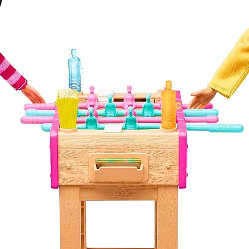 Miniatura 3 de Barbie Mini juego con mascota, accesorios y mesa de futbolín de trabajo, tema de noche de juego, regalo para niños de 3 a 7 años